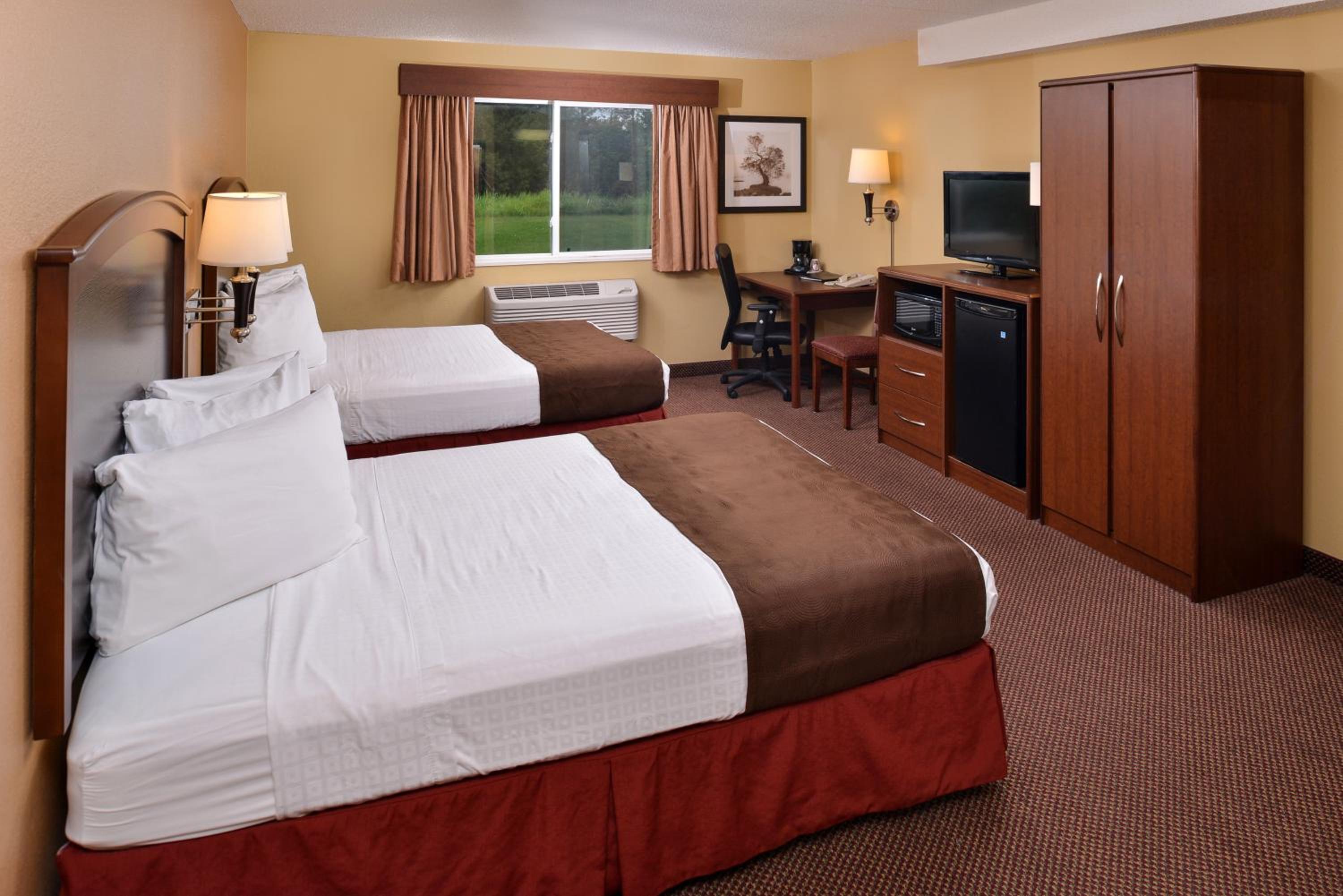 Queen Room with Two Queen Beds - Non-Smoking - Photo 4