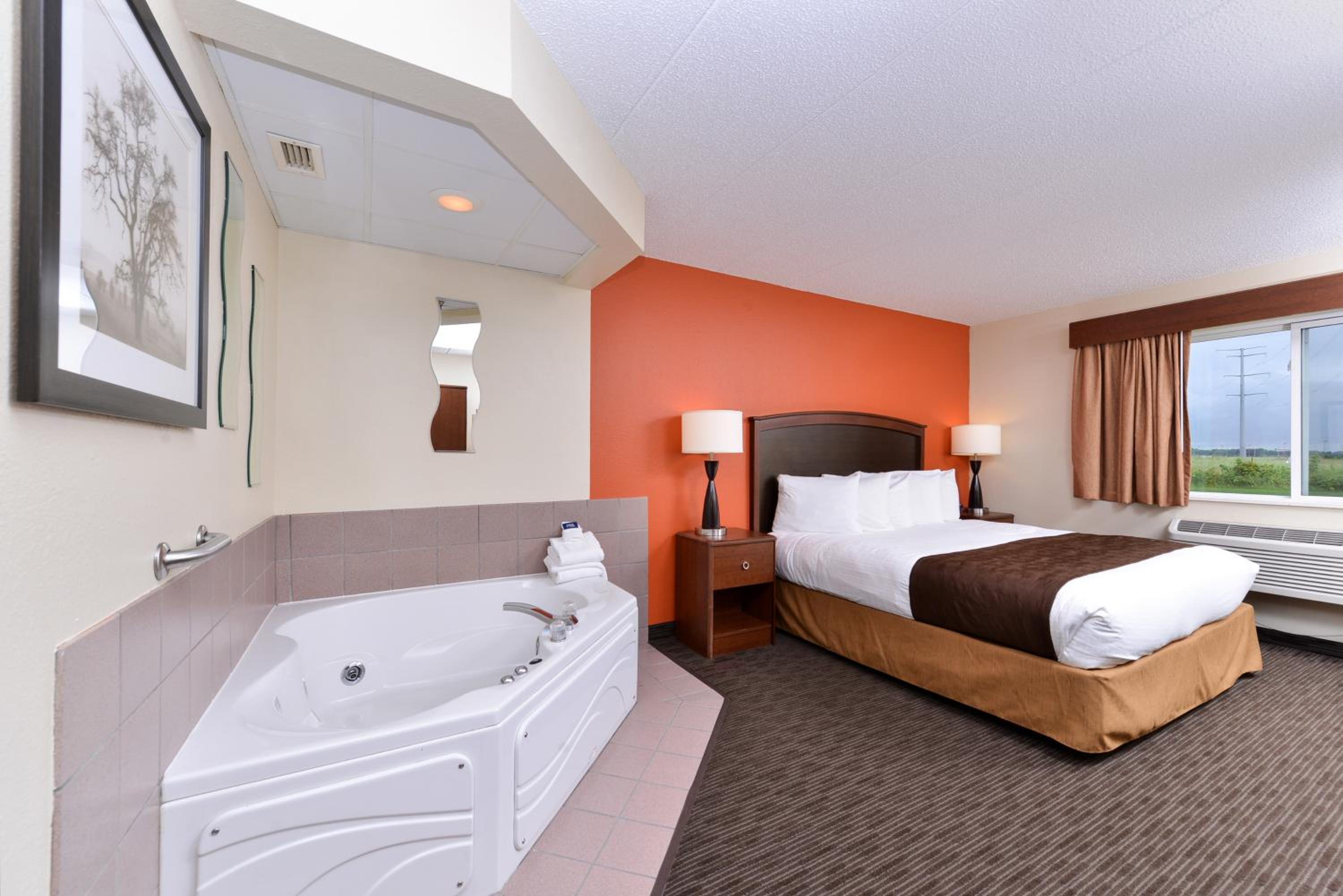 Deluxe One-Bedroom King Suite with Jetted Tub - Non-Smoking - Photo 5