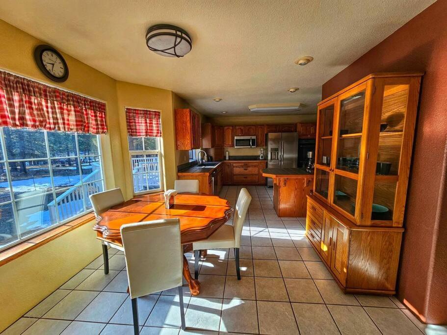 Five-Bedroom House photo 3