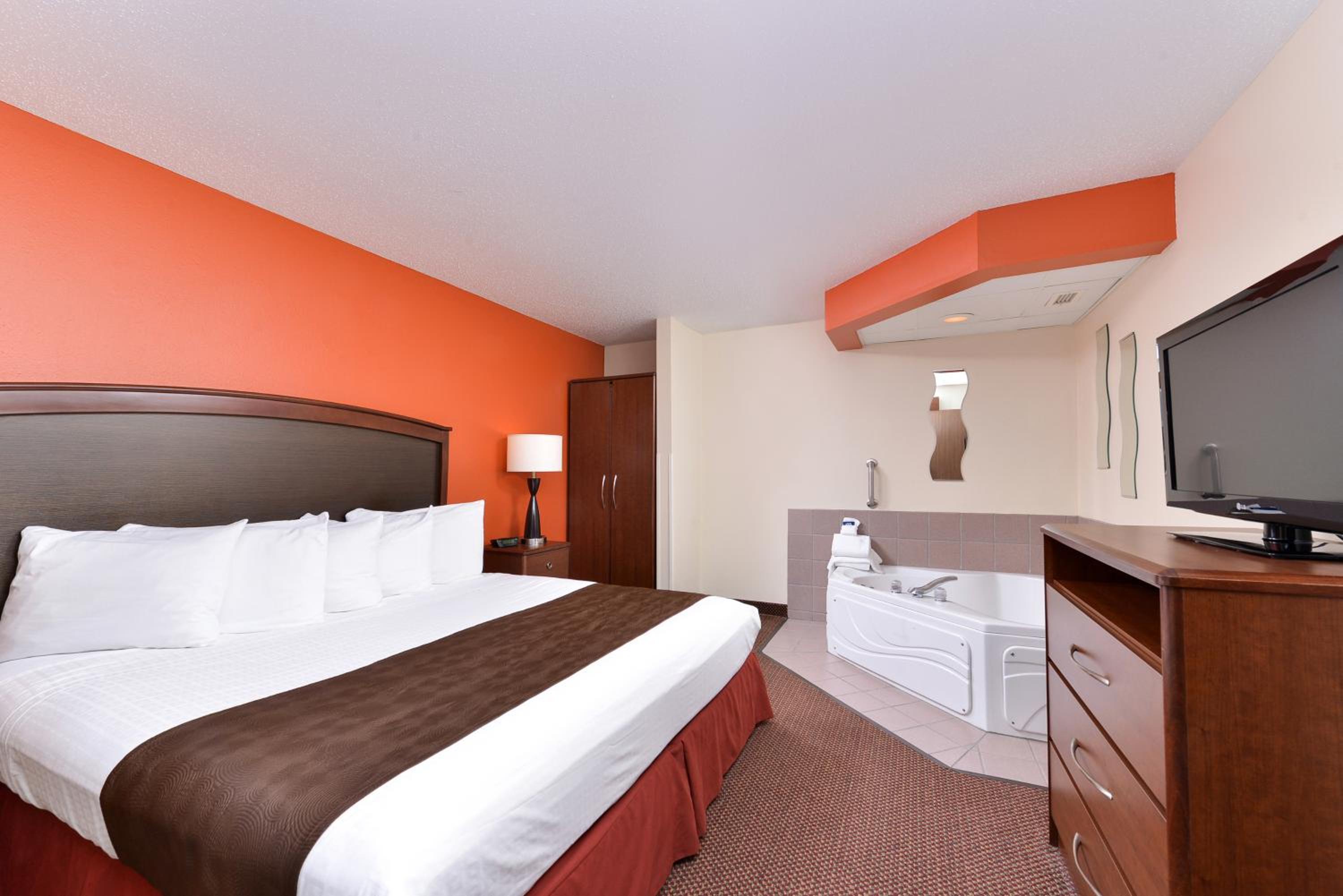 Deluxe One-Bedroom King Suite with Jetted Tub - Non-Smoking - Photo 4