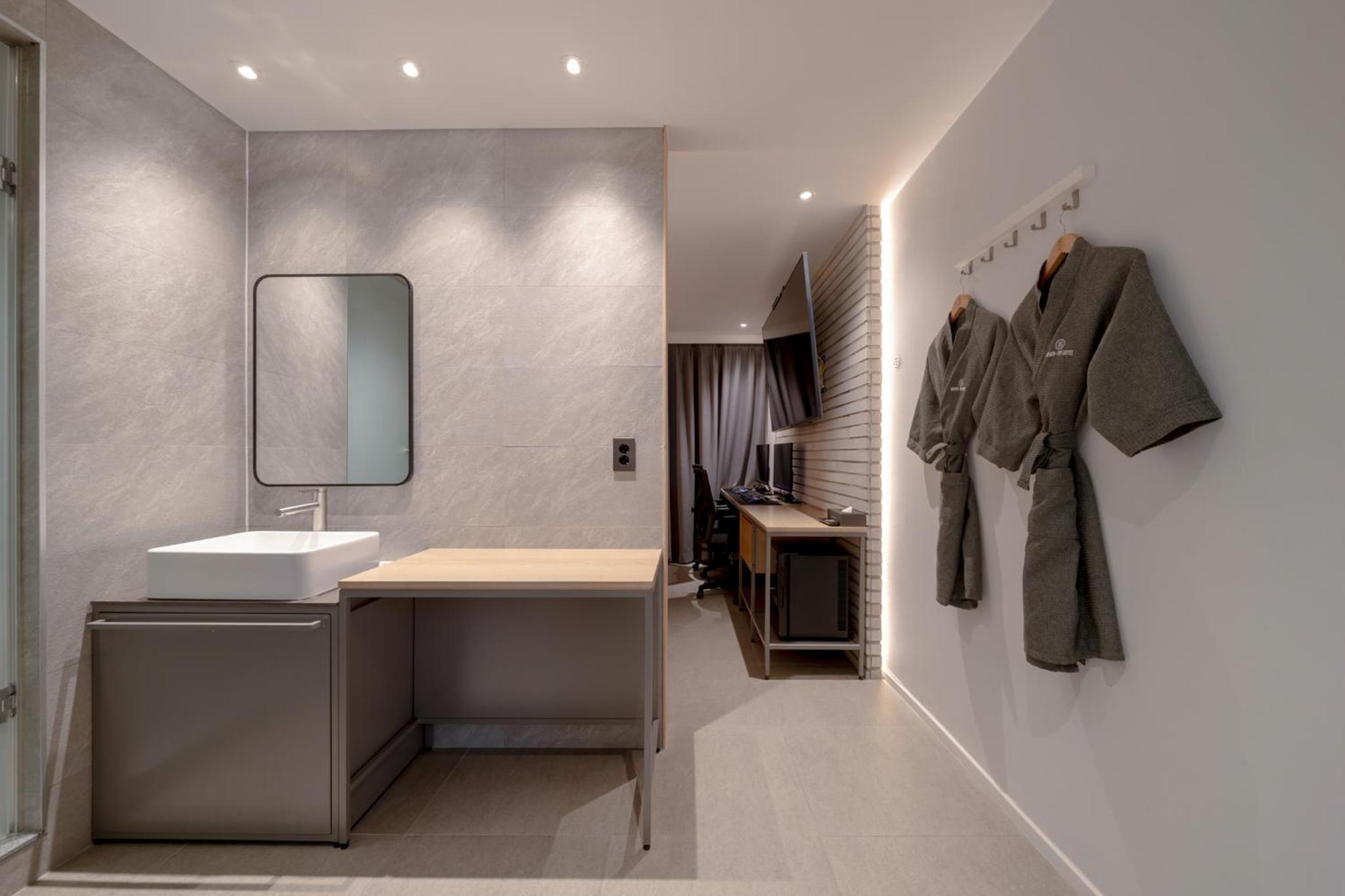Suite - Photo 11