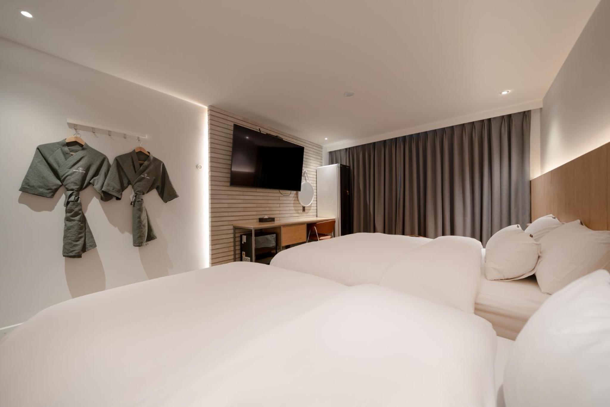 Twin Room - Photo 2