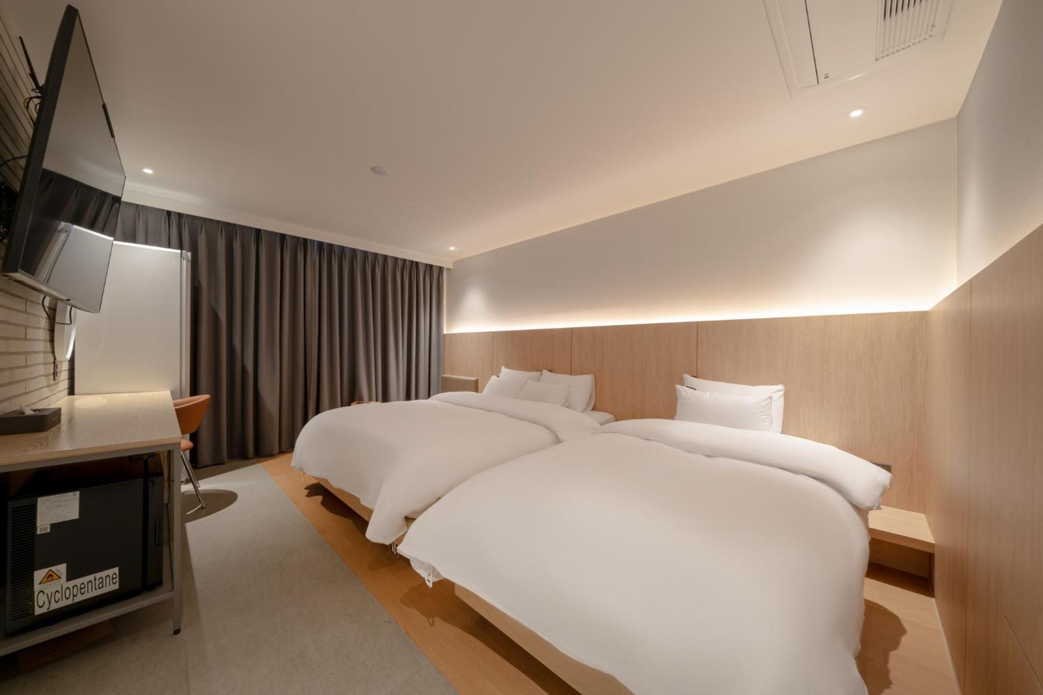 Twin Room - Photo 1