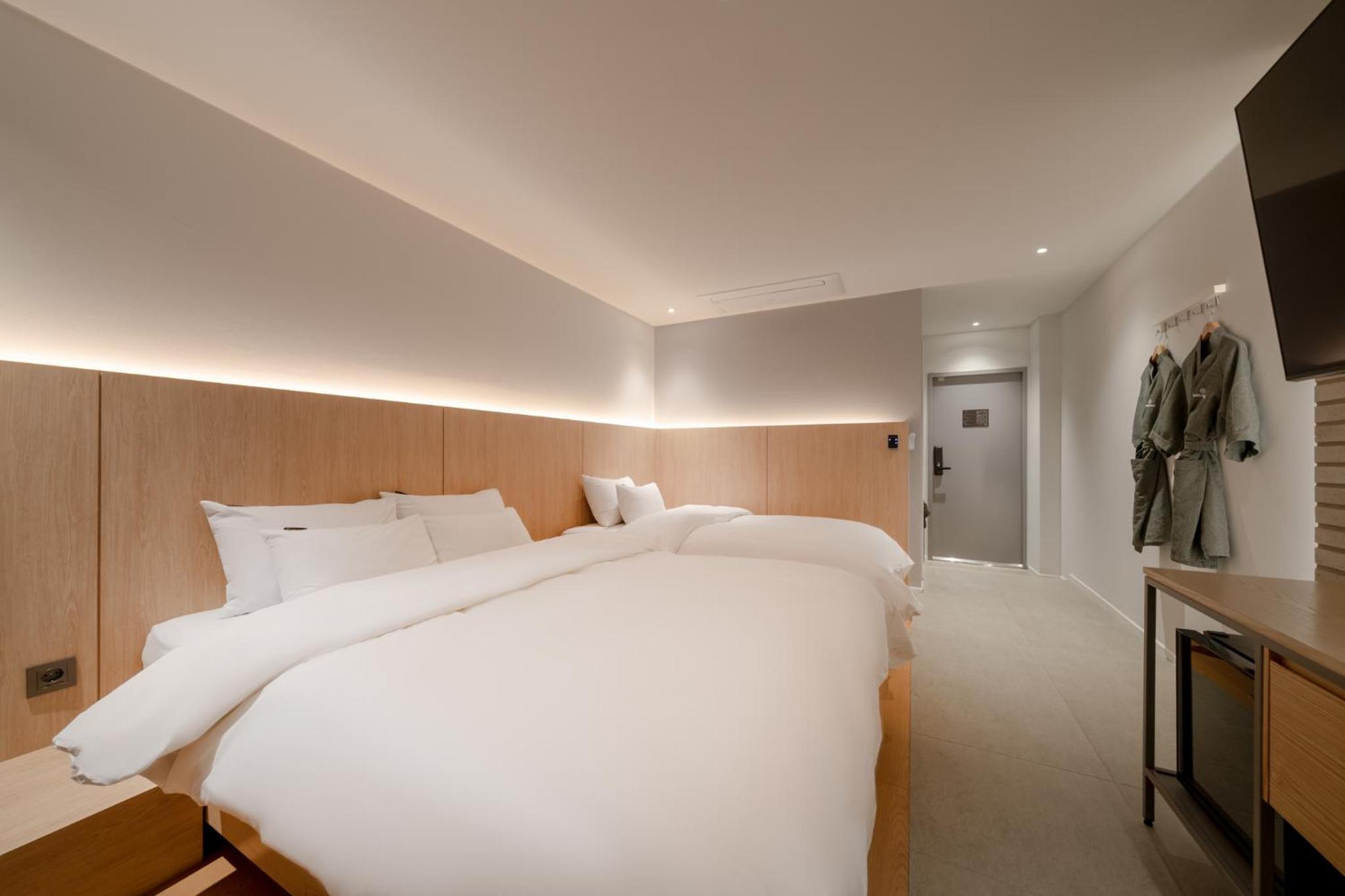 Twin Room - Photo 8