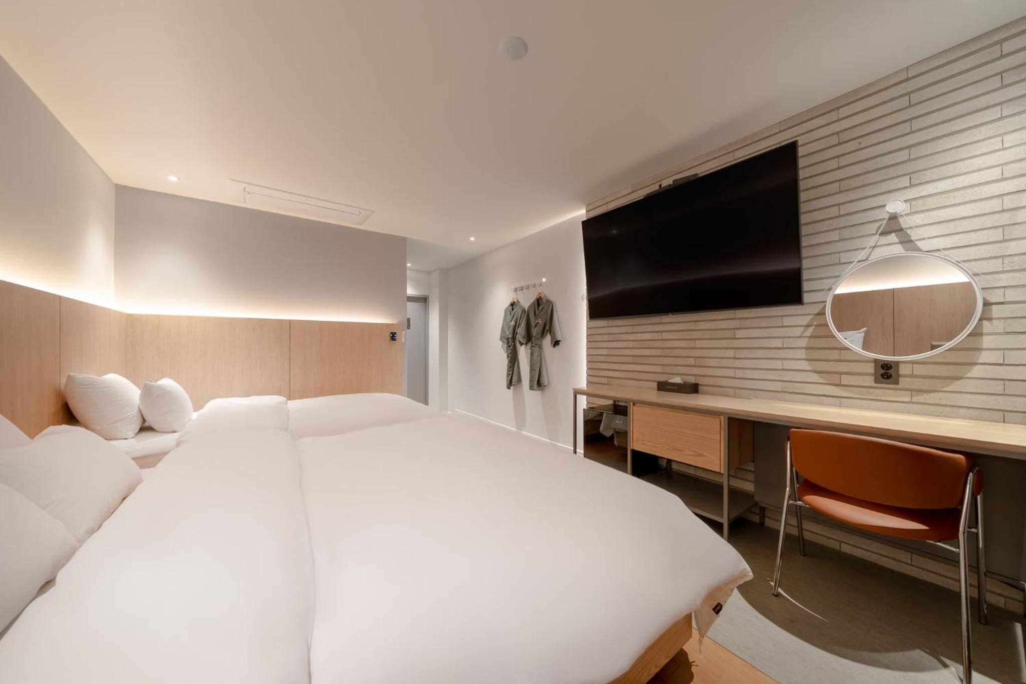 Twin Room - Photo 7