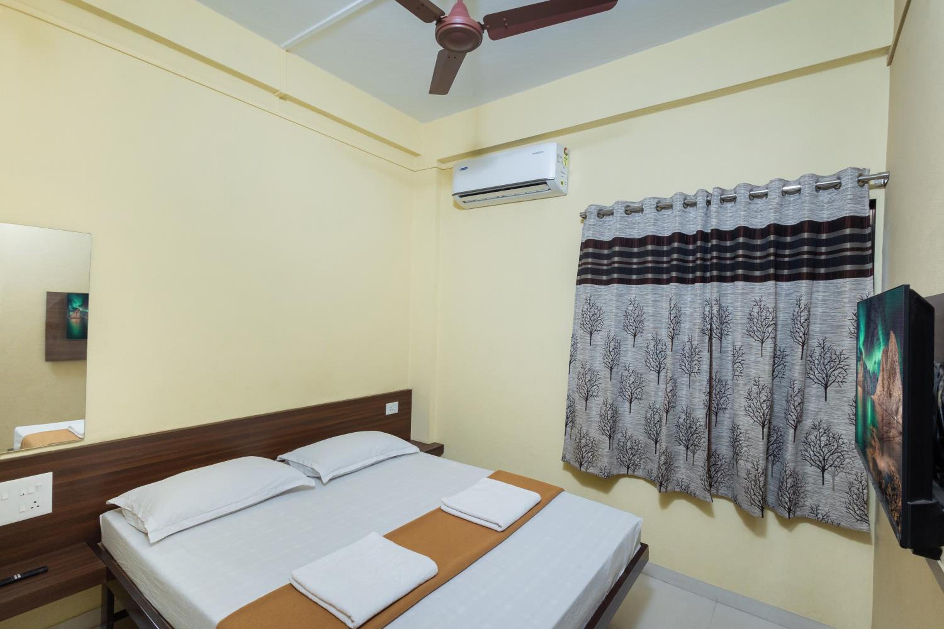 Deluxe Double Room - Photo 13