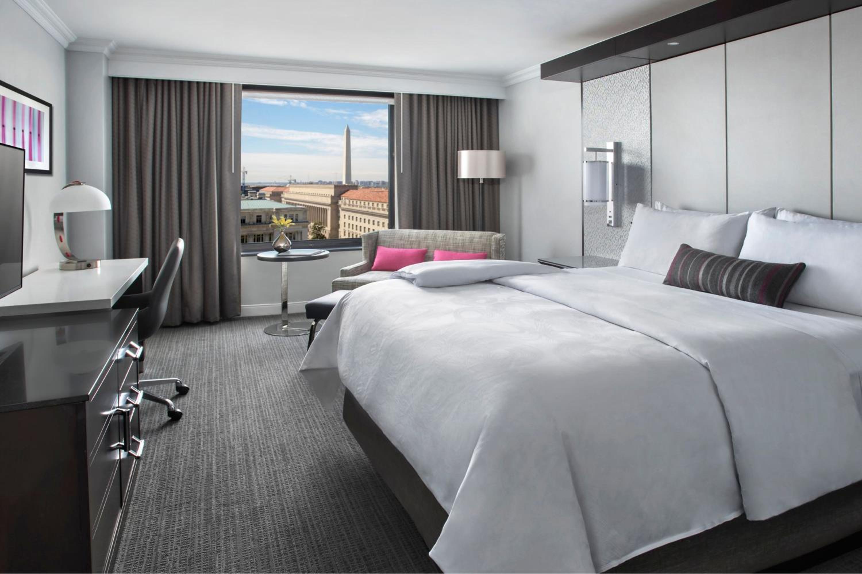 King Room with Monument View - Executive Level photo 3
