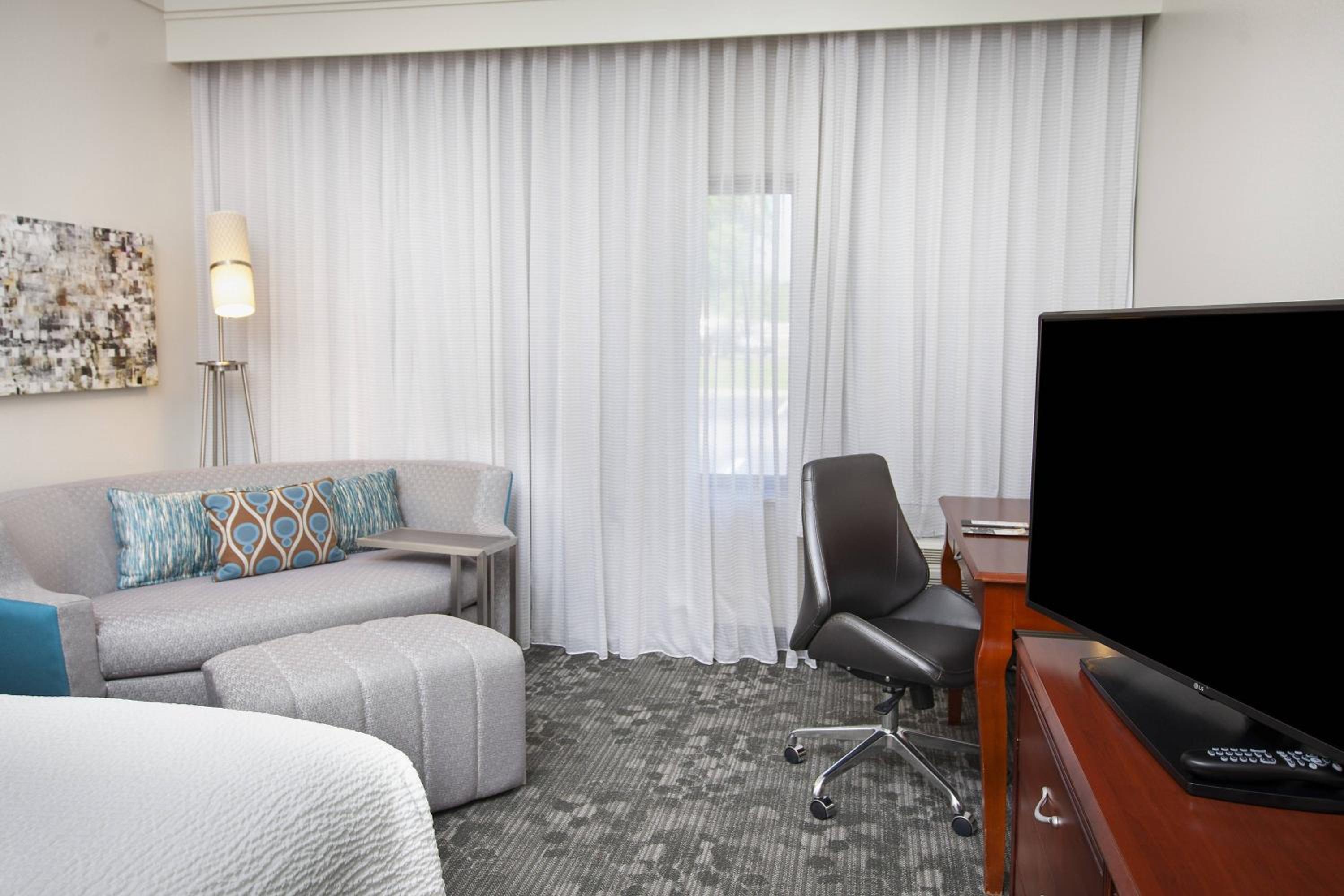 King Room with Sofa Bed - Photo 3