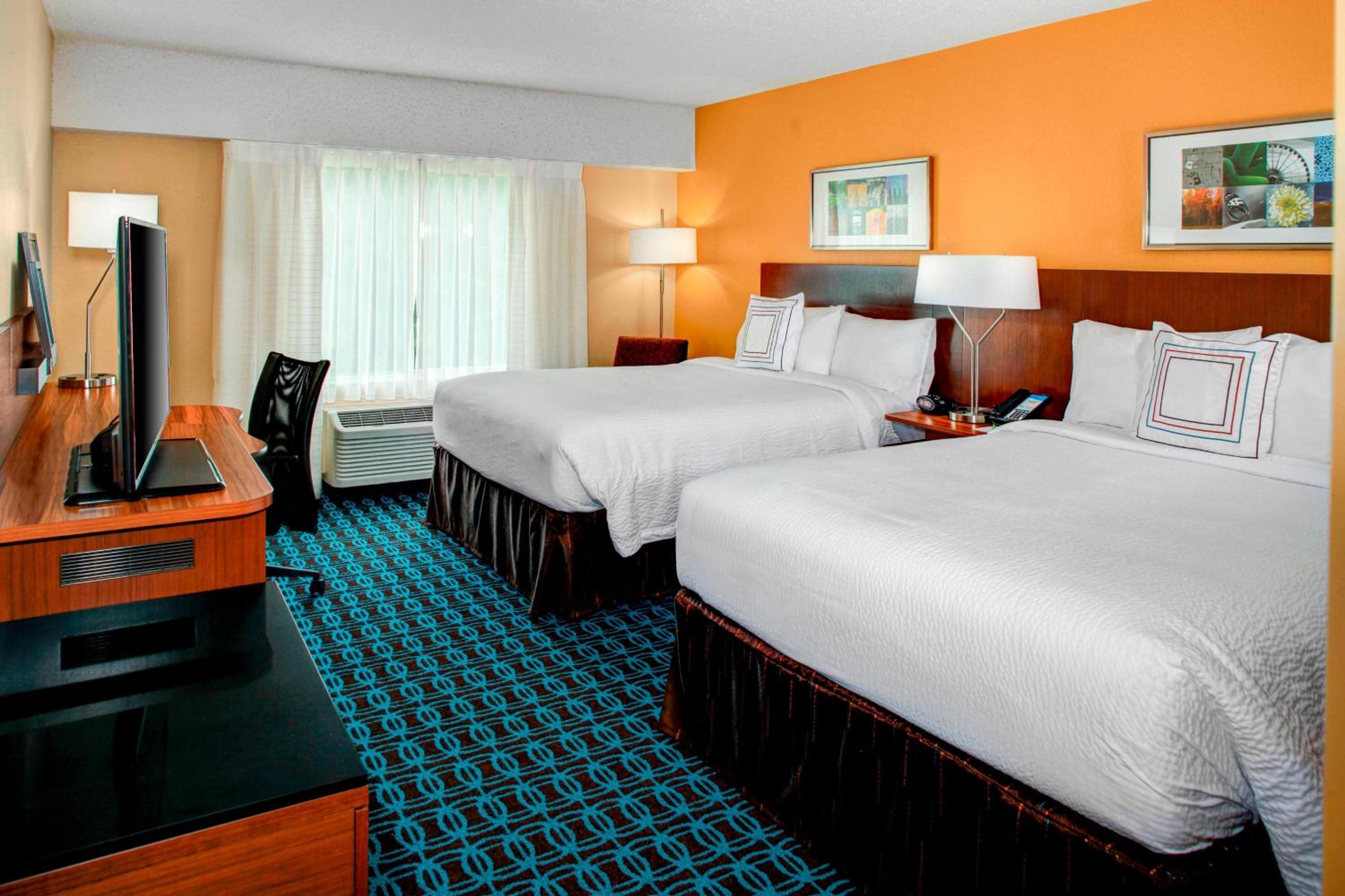 Queen Room with Two Queen Beds and Adapted Tub - Mobility Accessible - Photo 1