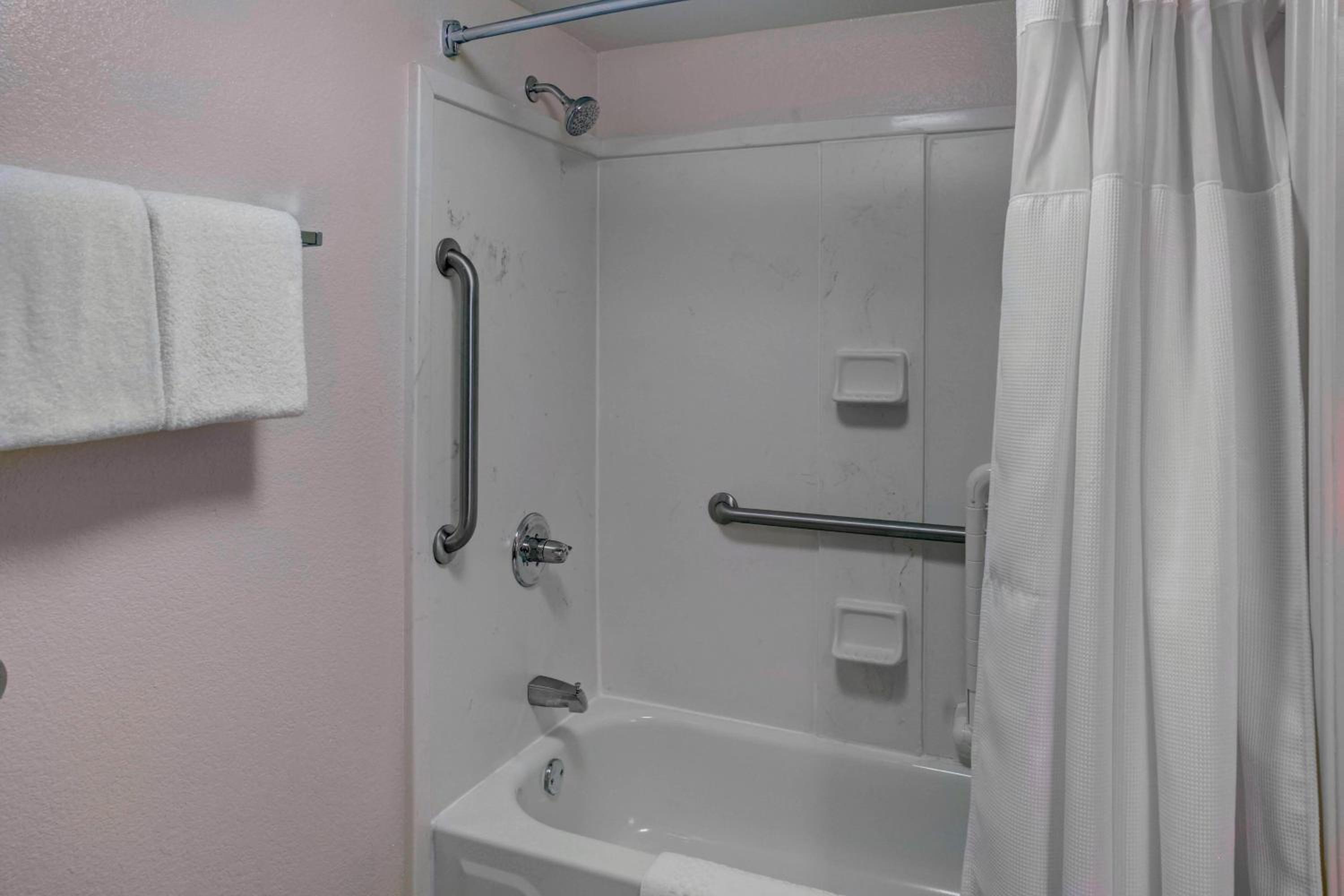 Queen Room with Two Queen Beds and Adapted Tub - Mobility Accessible - Photo 4