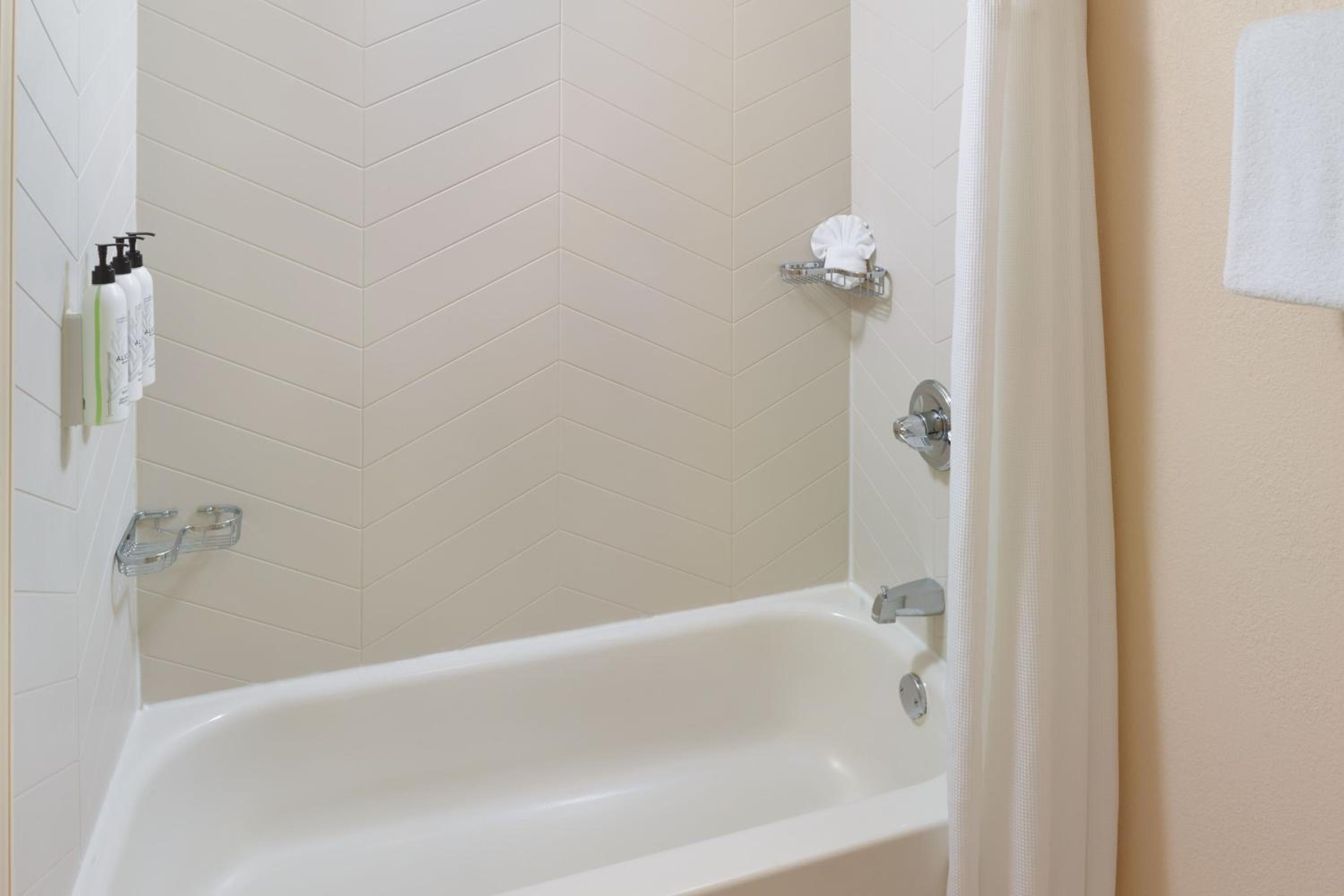 Queen Room with Two Queen Beds - Hearing Accessible - Photo 4