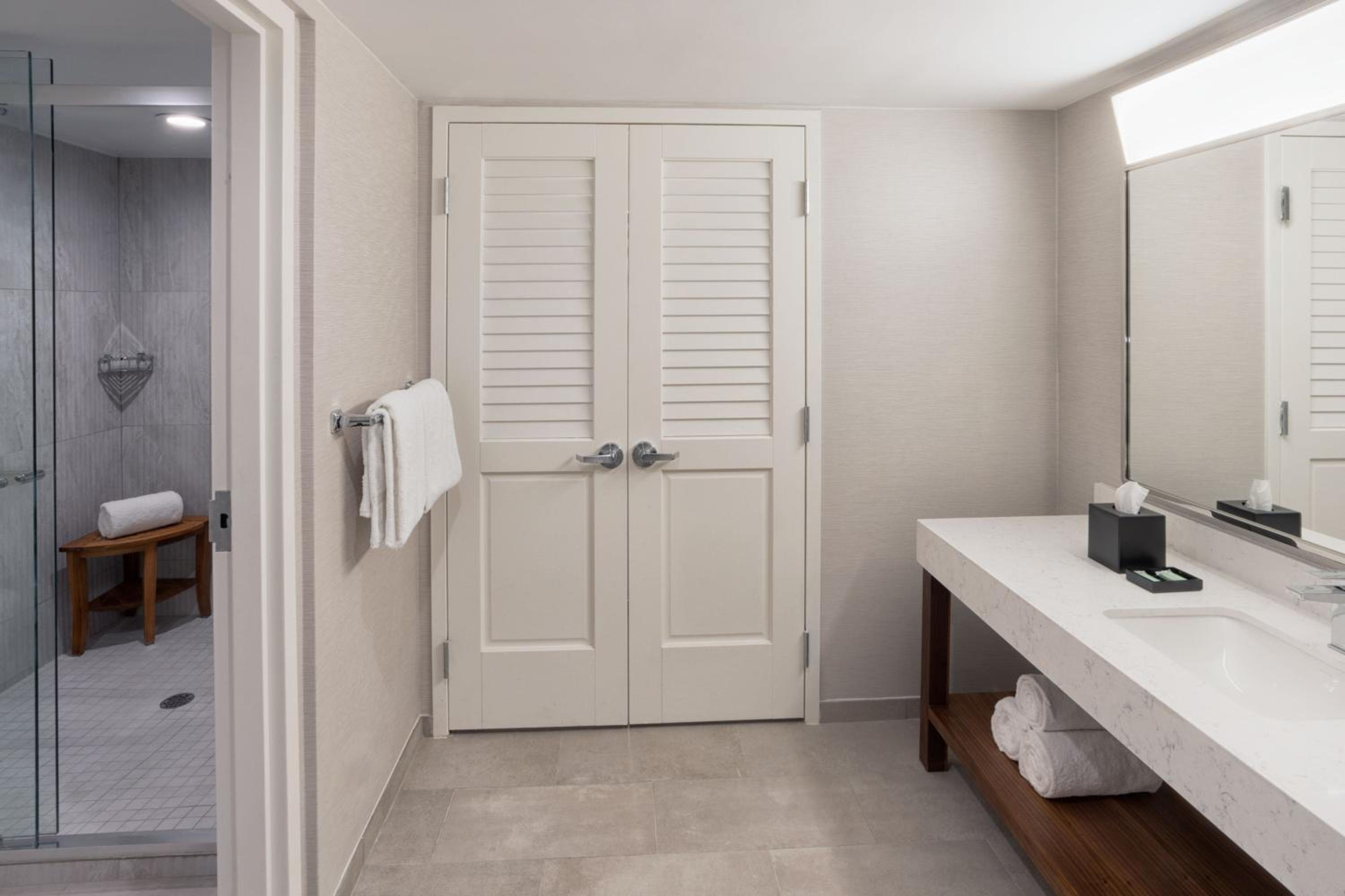 One-Bedroom King Suite - Photo 3