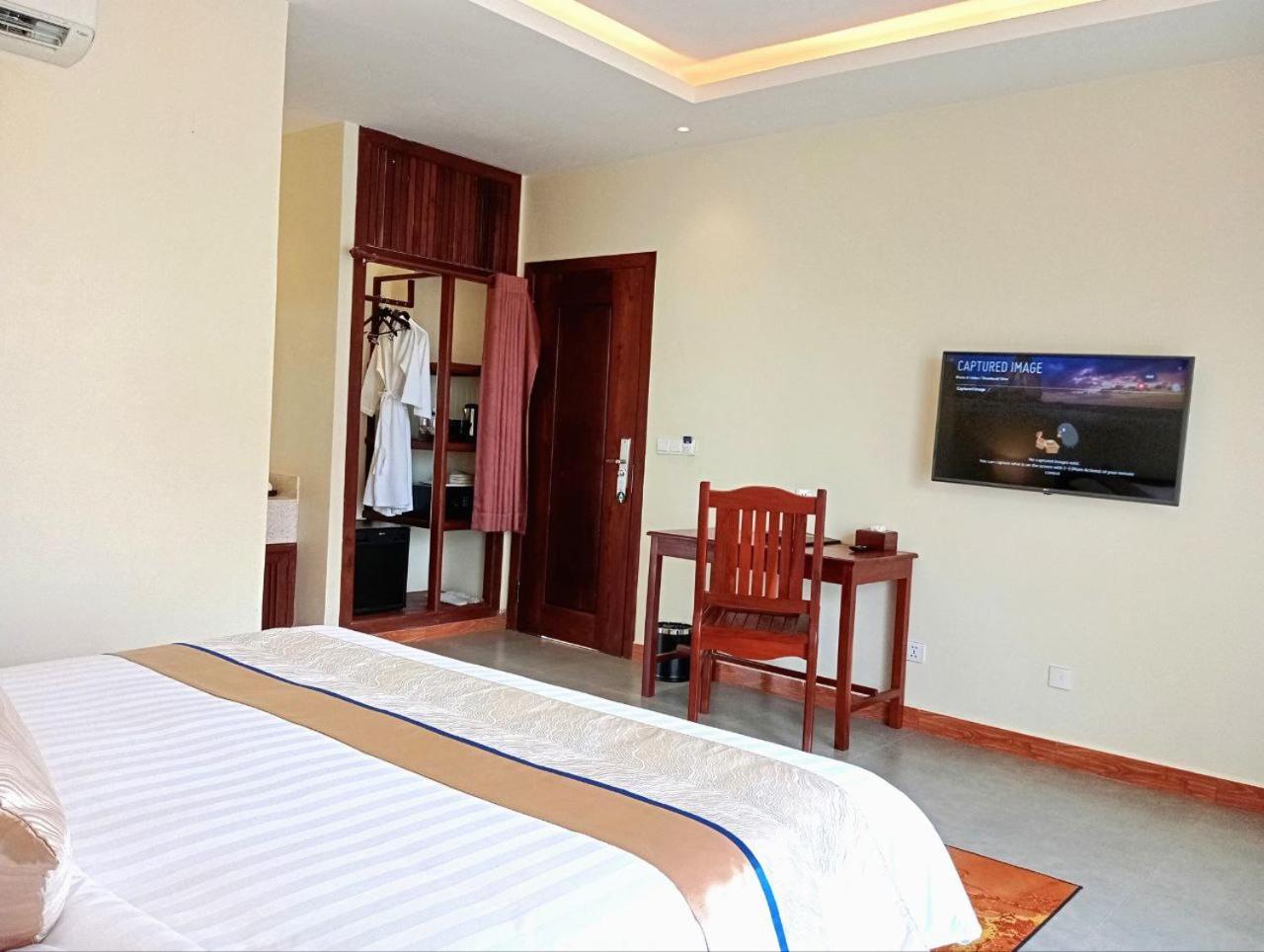 Deluxe king with Balcony - Free One Way Shuttle Service to Town photo 2