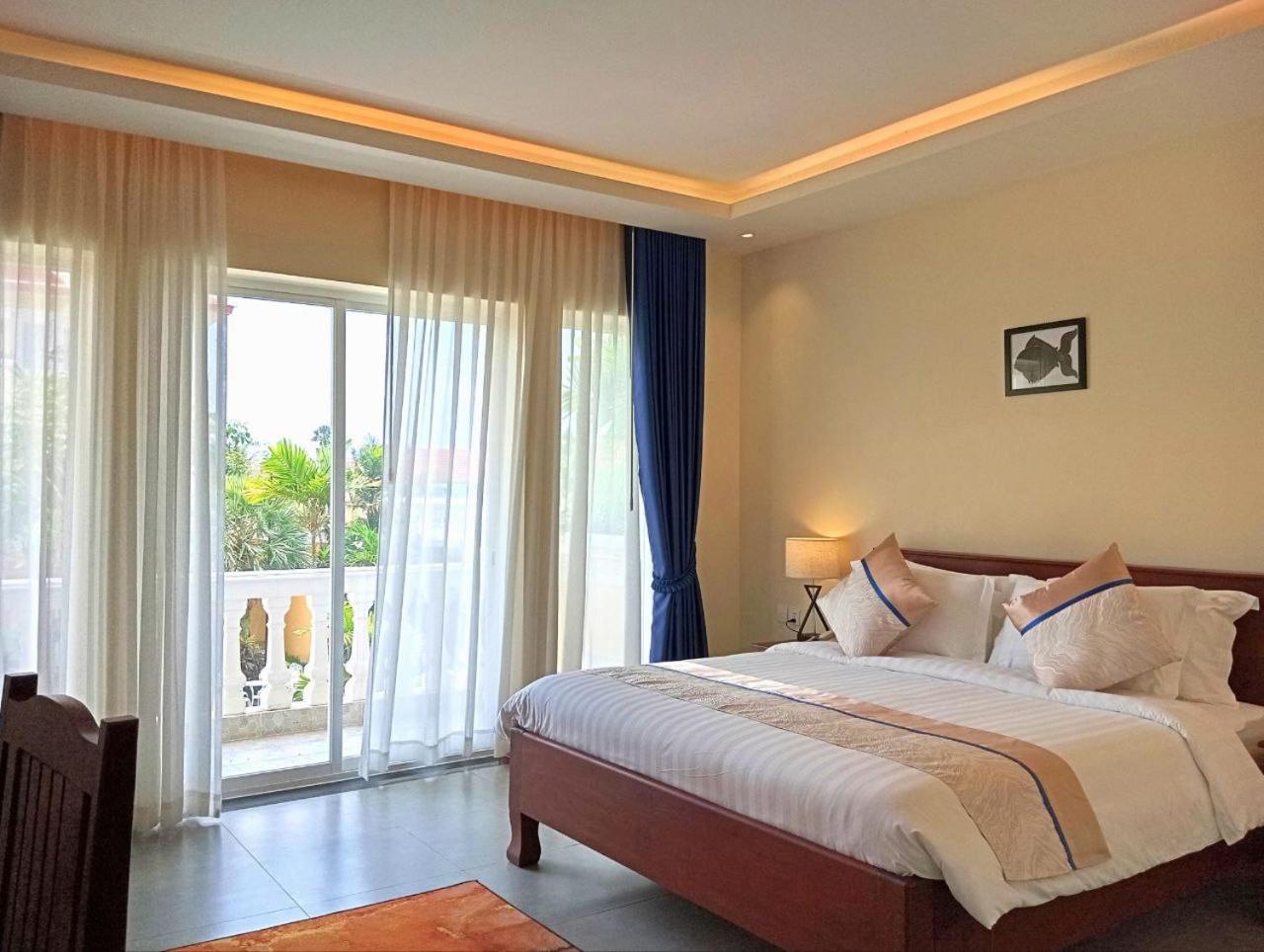 Deluxe king with Balcony - Free One Way Shuttle Service to Town photo 1
