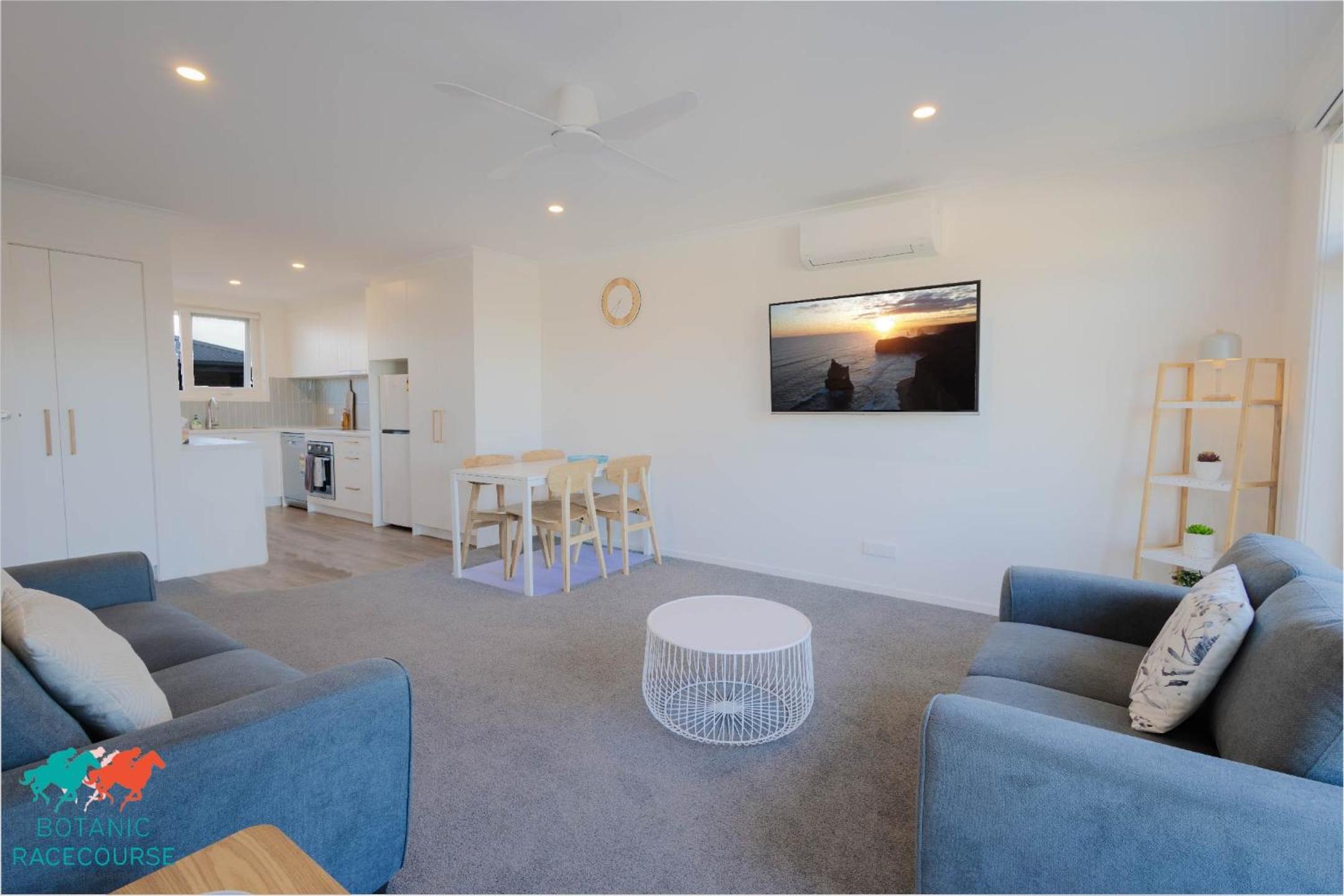 One-Bedroom Apartment - Photo 2