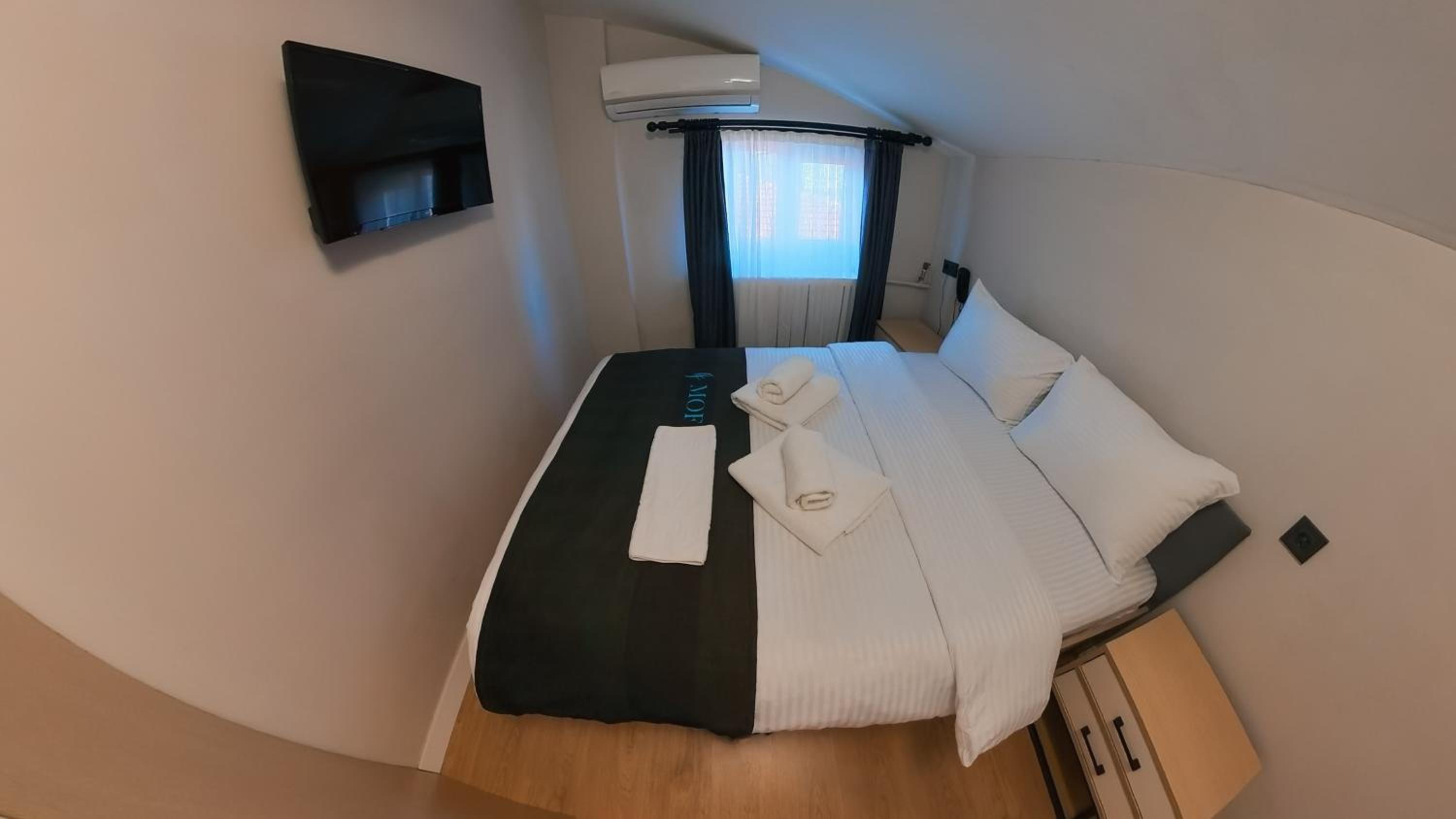 Family Room with Private Bathroom - Photo 25