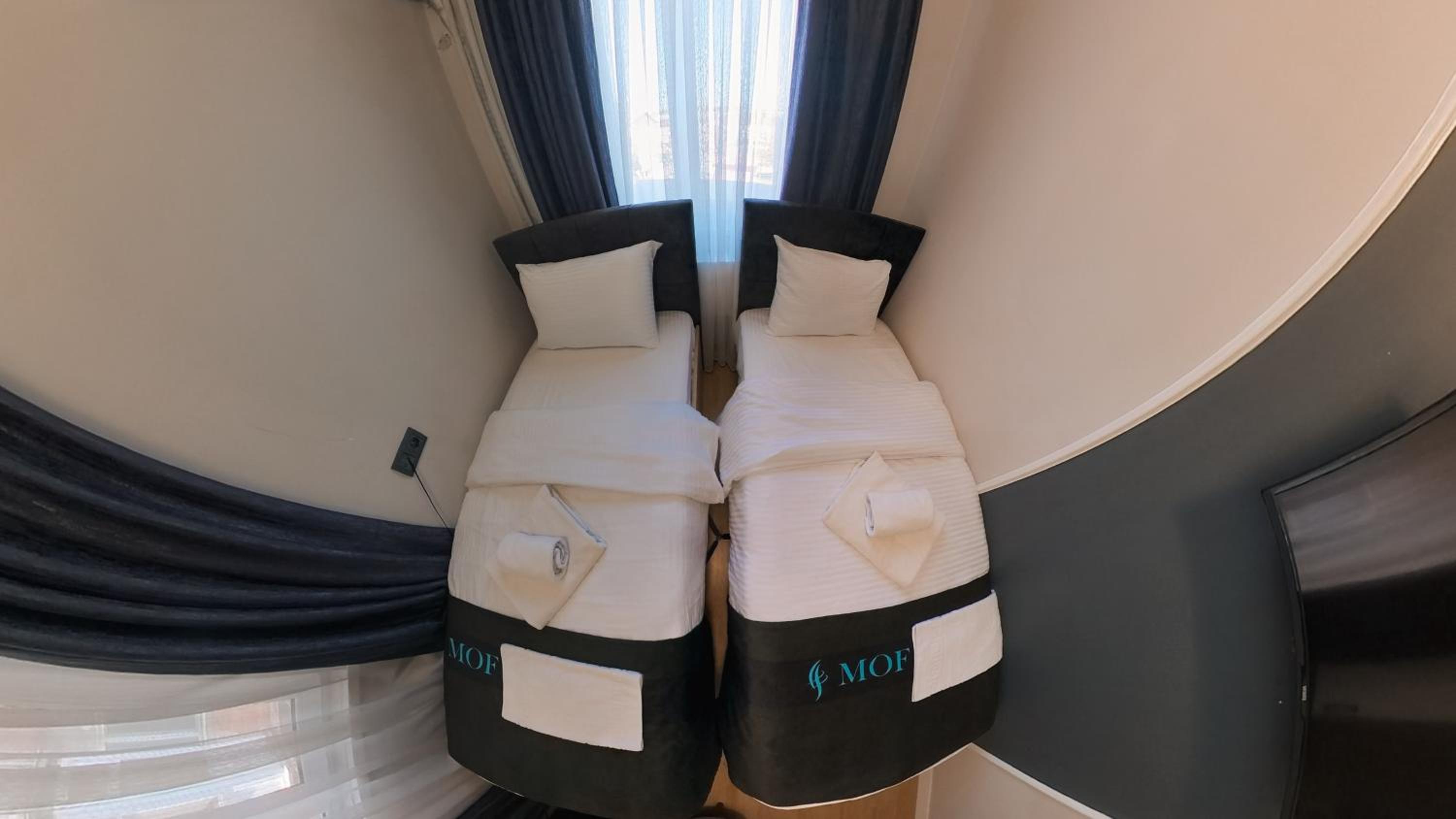 Budget Twin Room - Photo 9