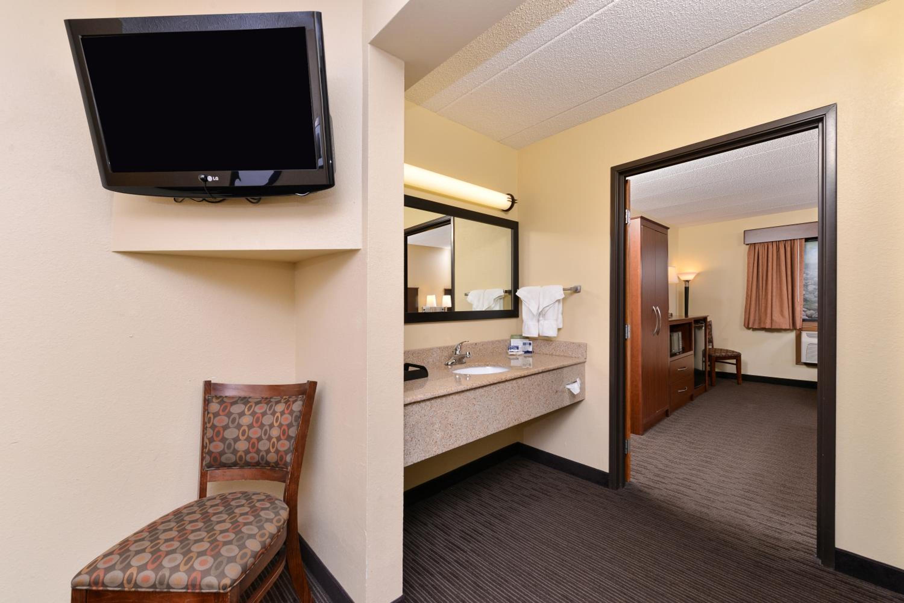 Suite with Two Queen Beds - Non-Smoking - Photo 5