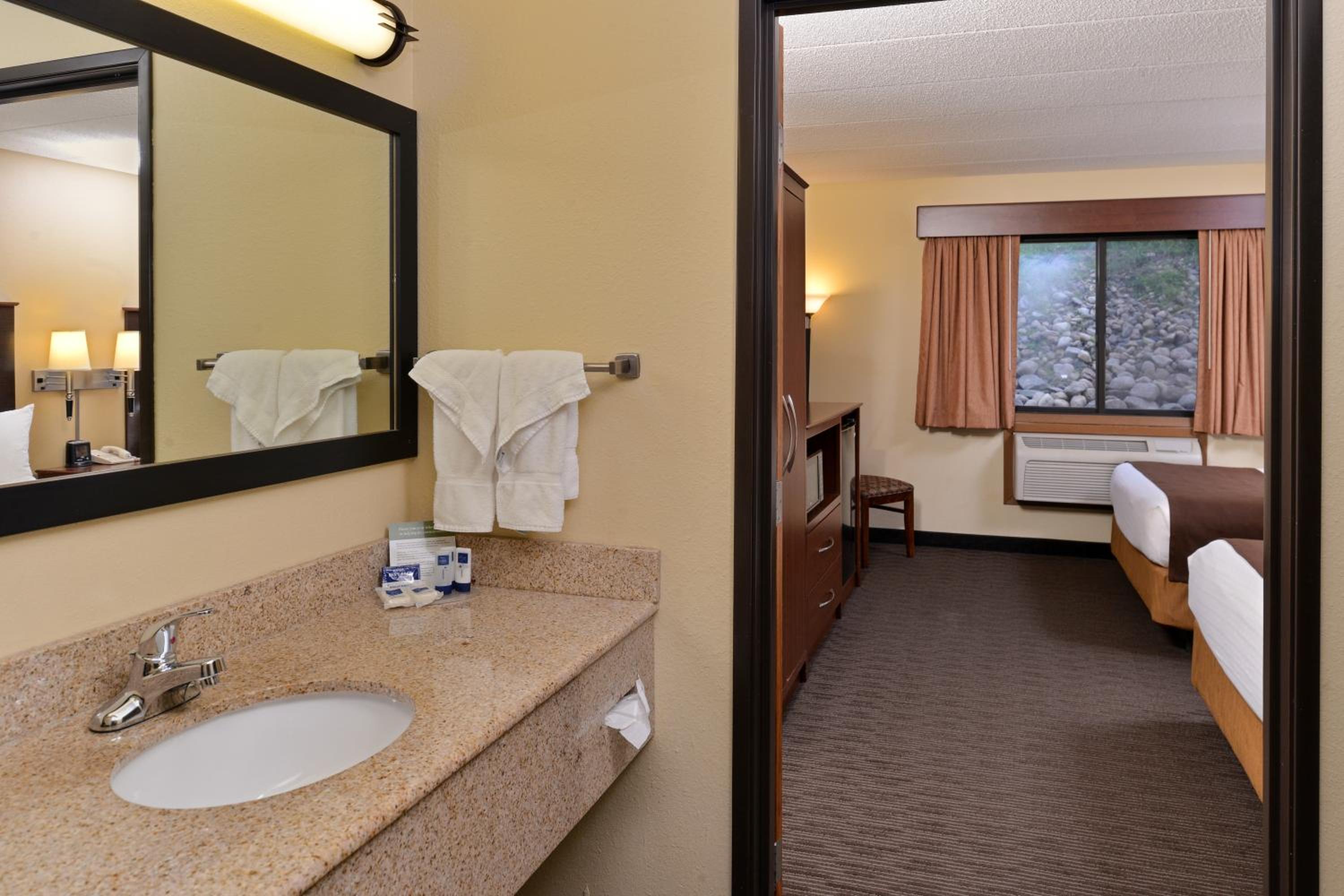 Suite with Two Queen Beds - Non-Smoking - Photo 6