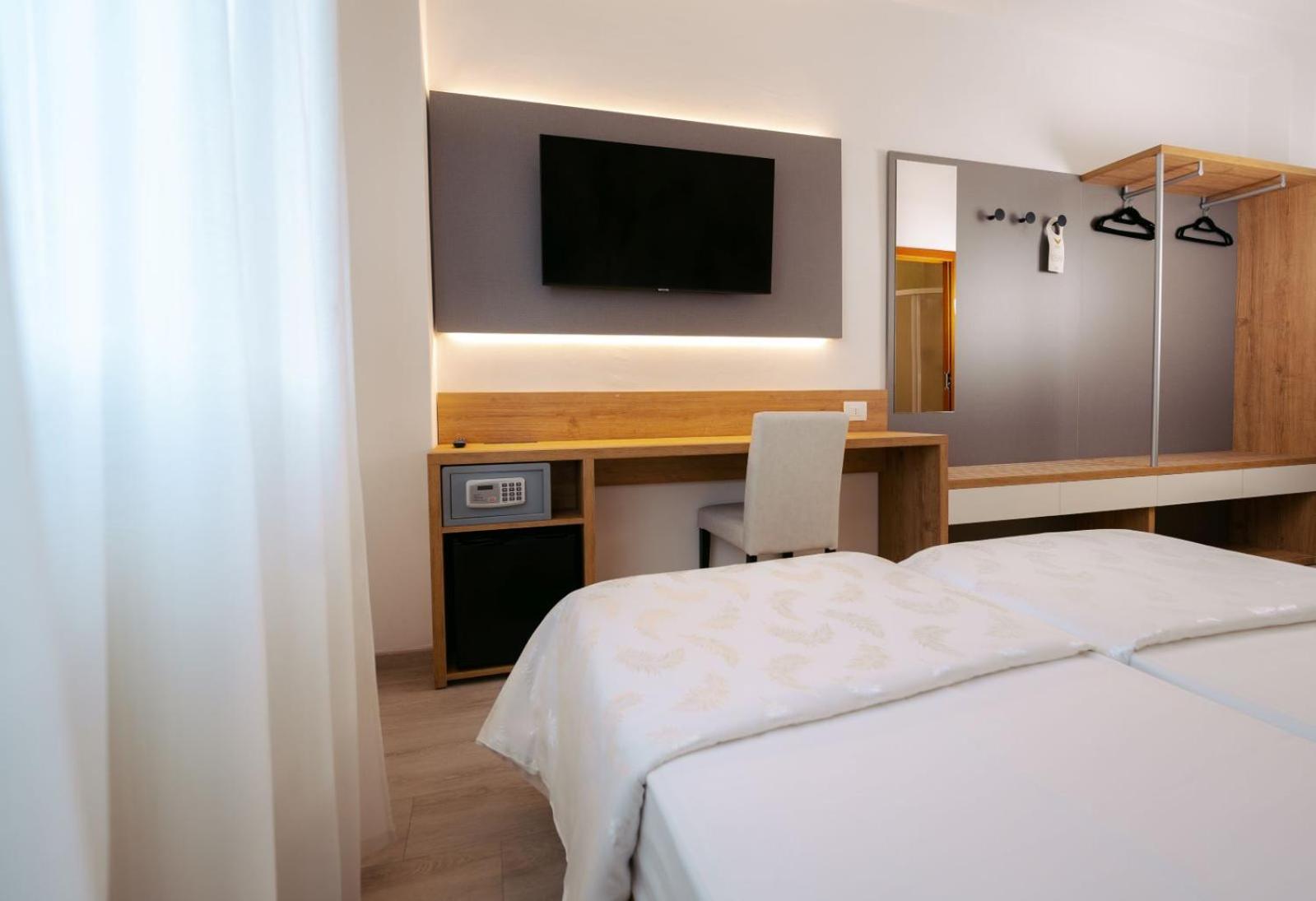 Standard Double or Twin Room - Photo 6