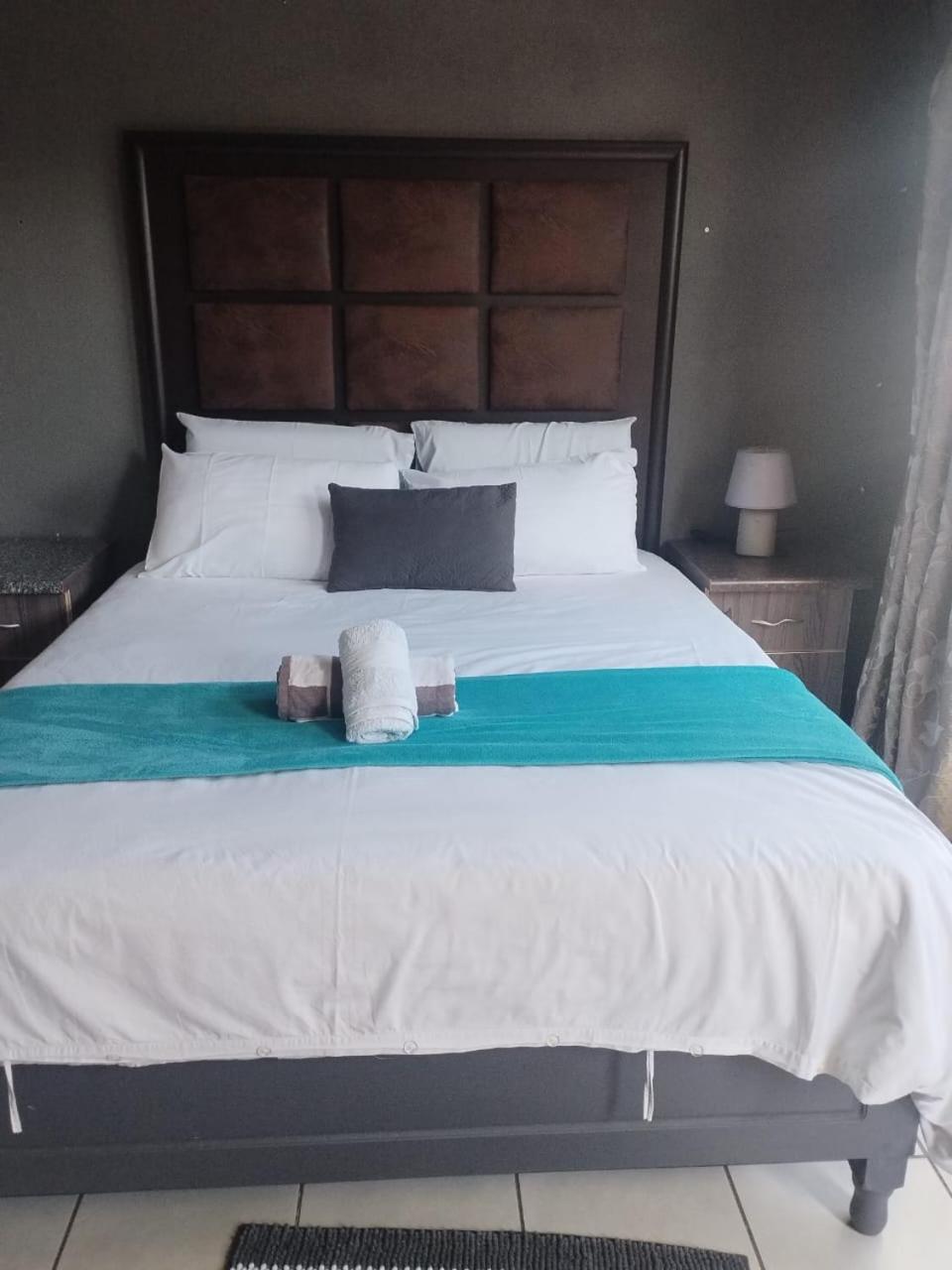 Deluxe Queen Room - Photo 10