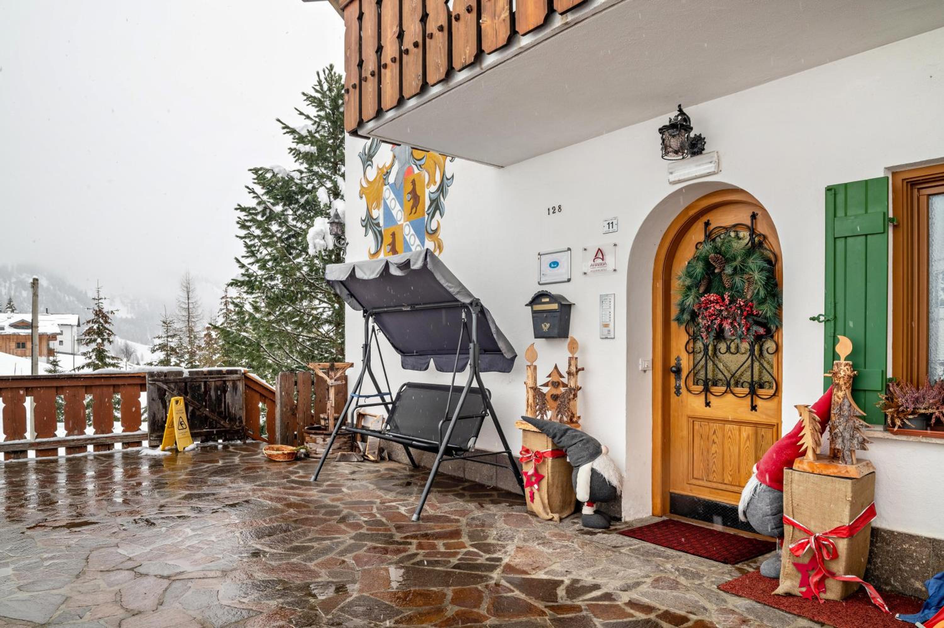 Three-Bedroom Apartment with Mountain View photo 3