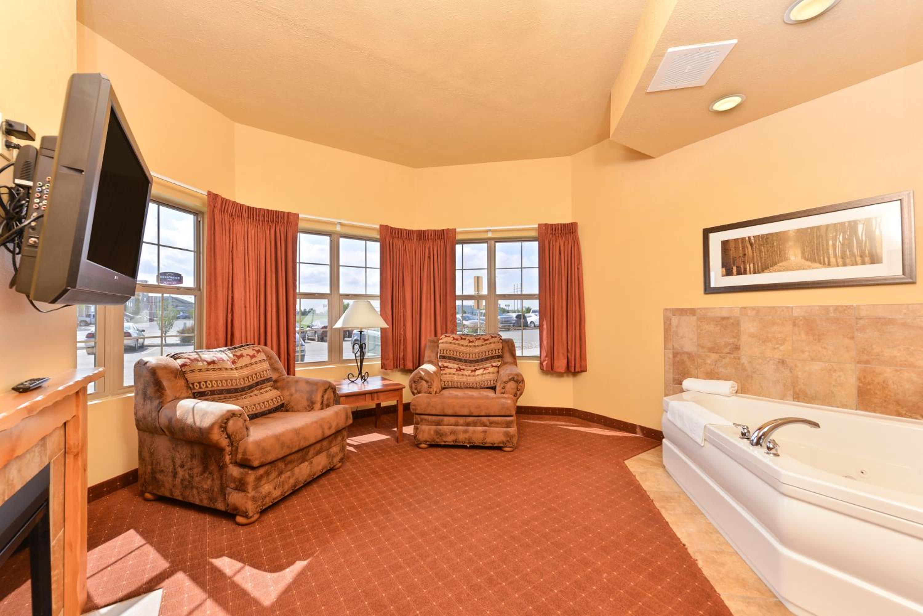 Deluxe Suite with King Bed - Non-Smoking - Photo 12
