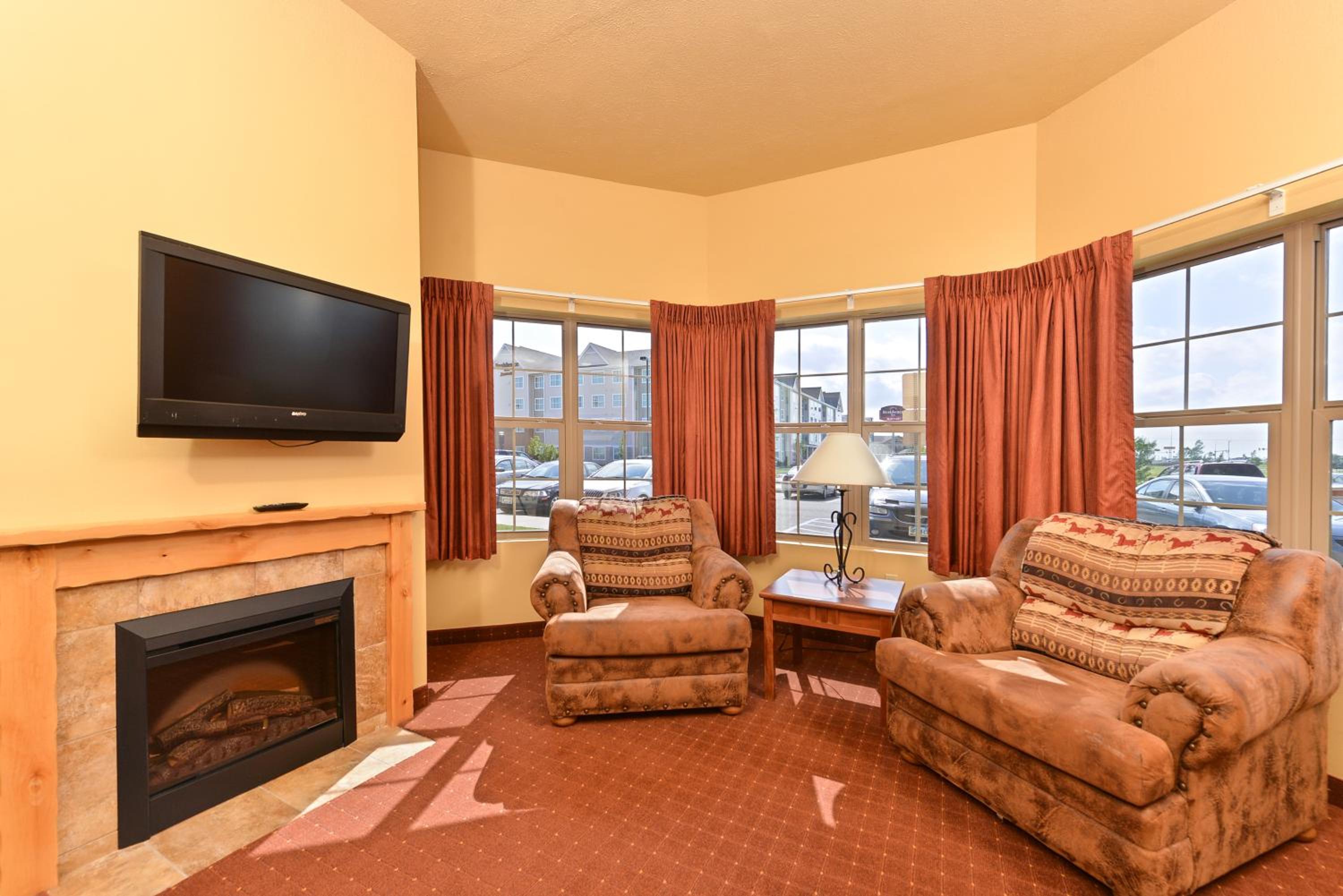 Deluxe Suite with King Bed - Non-Smoking - Photo 2