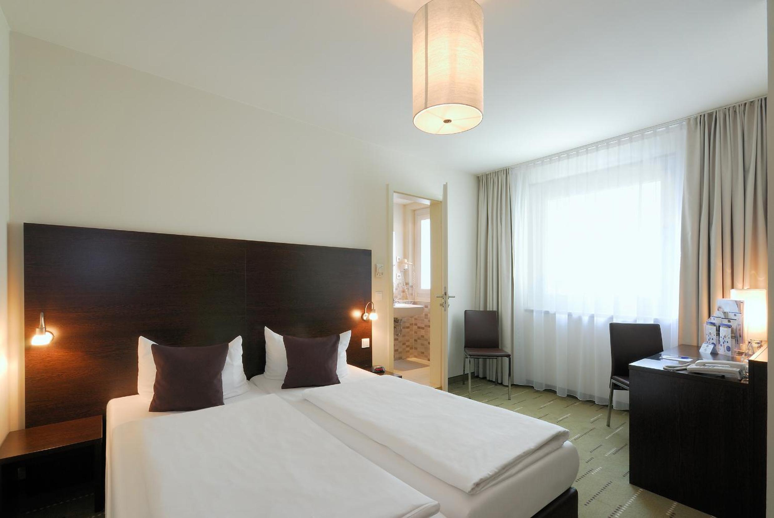 Double Room with 2 Single Beds - Photo 1