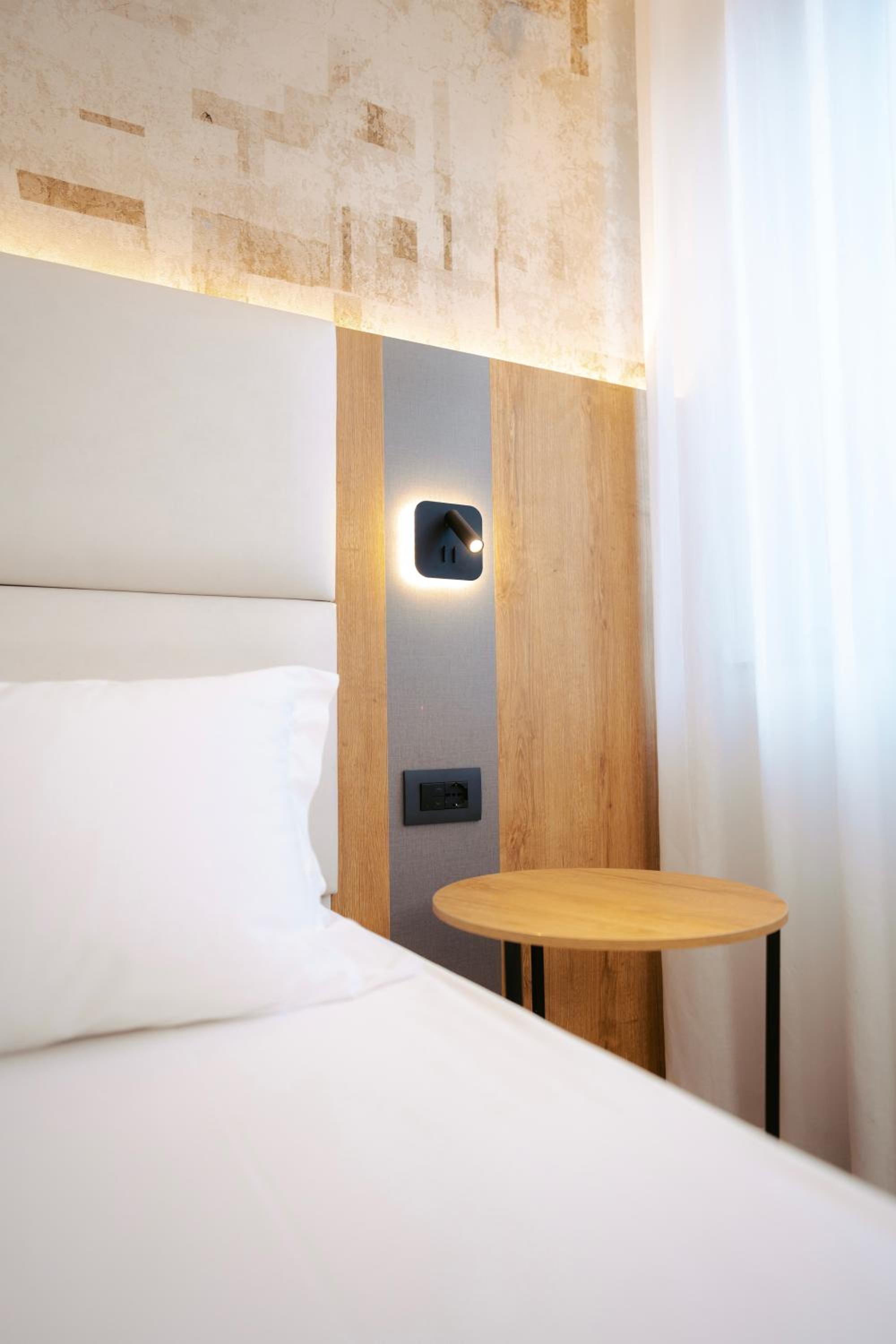 Standard Double or Twin Room - Photo 8