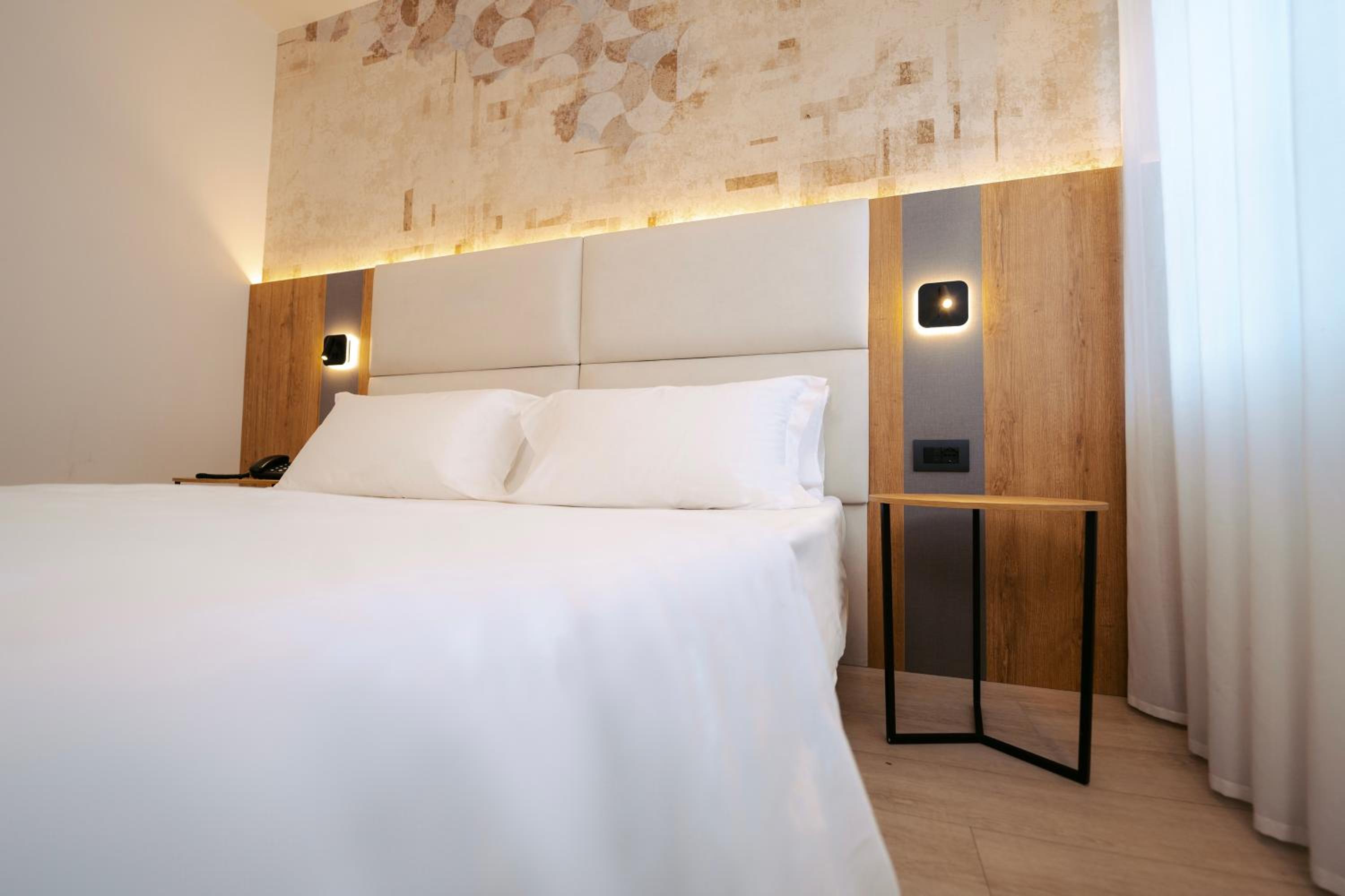 Standard Double or Twin Room - Photo 9