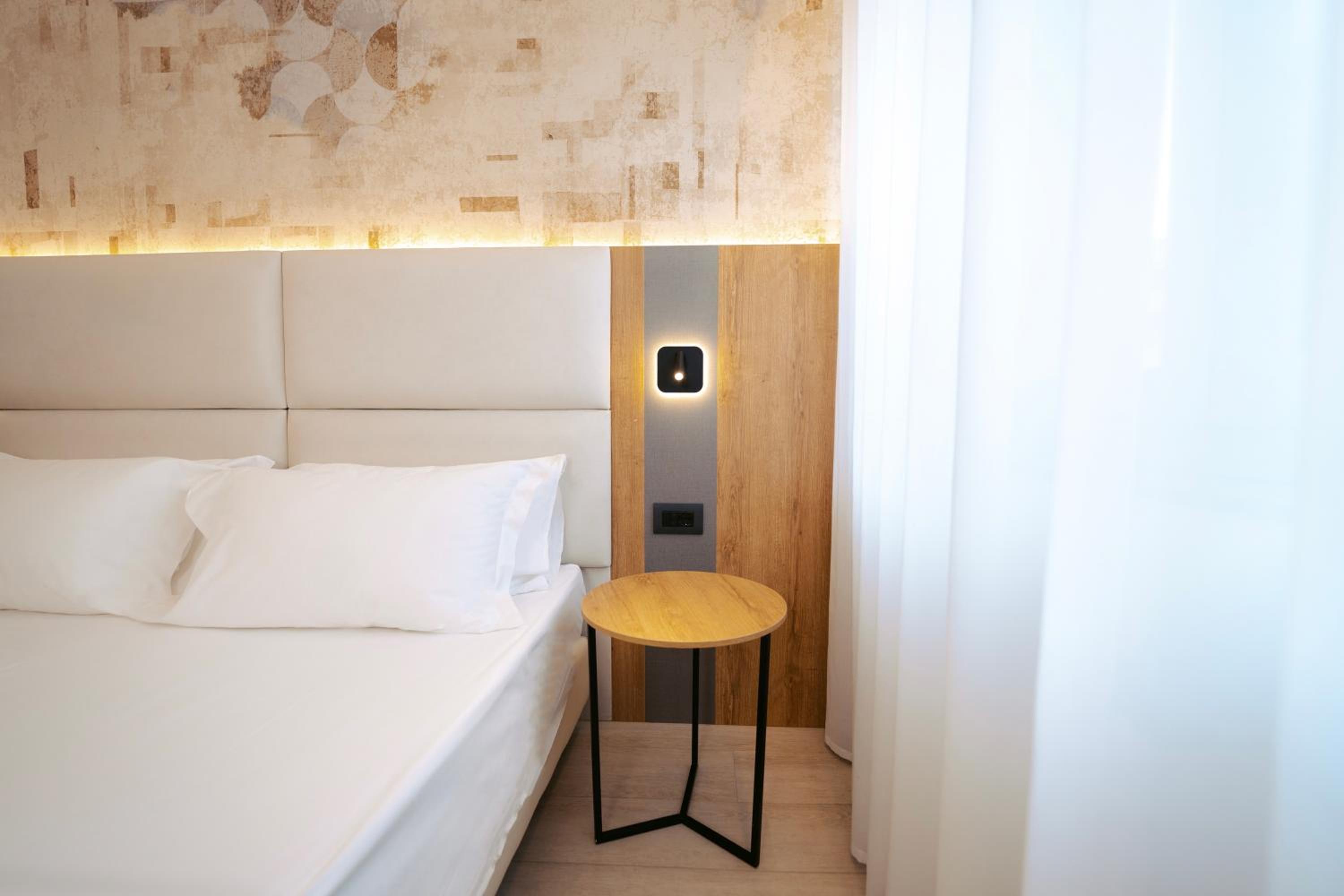 Standard Double or Twin Room - Photo 10