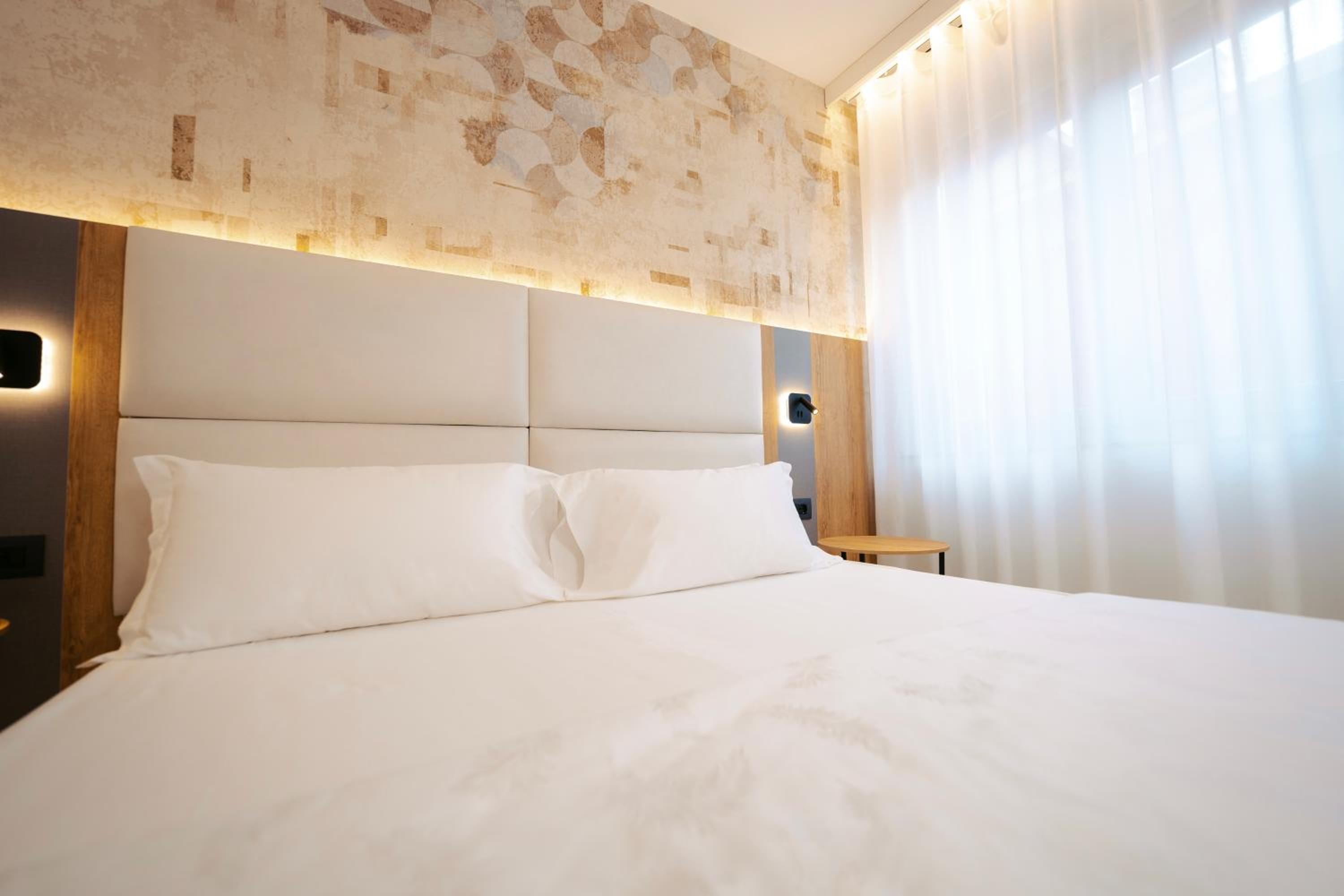 Standard Double or Twin Room - Photo 11