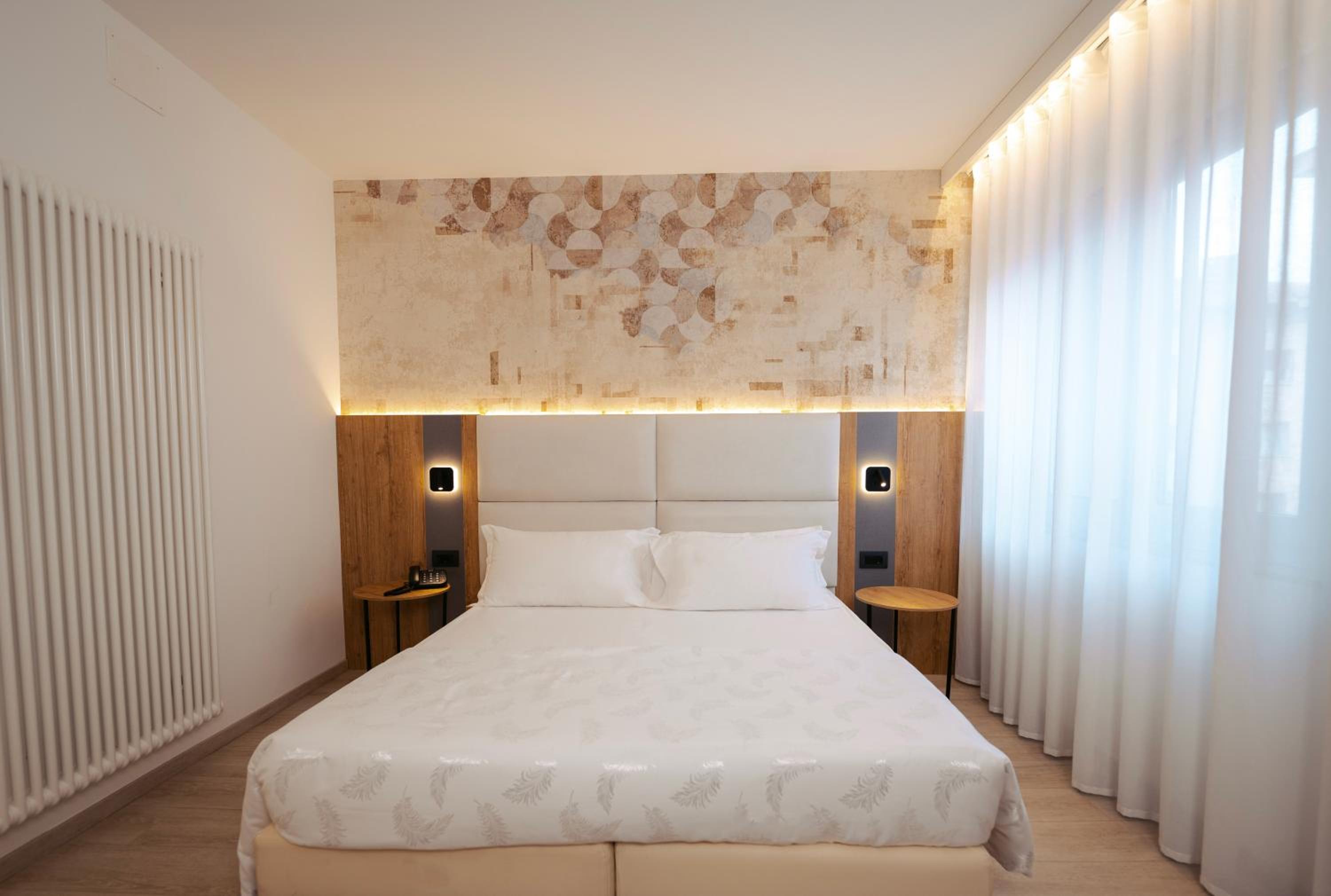 Deluxe Queen Room - Photo 8
