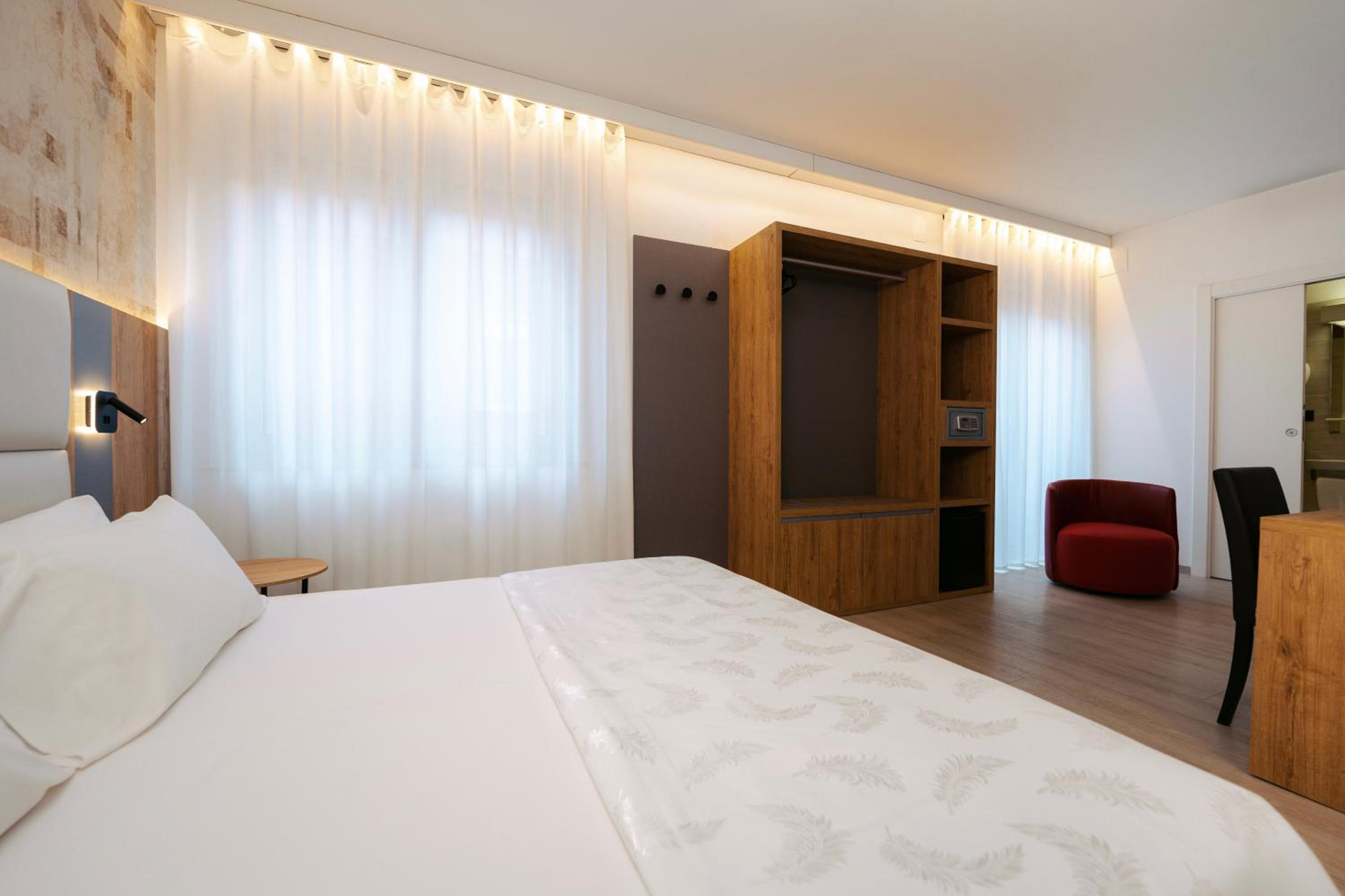 Deluxe Queen Room - Photo 2