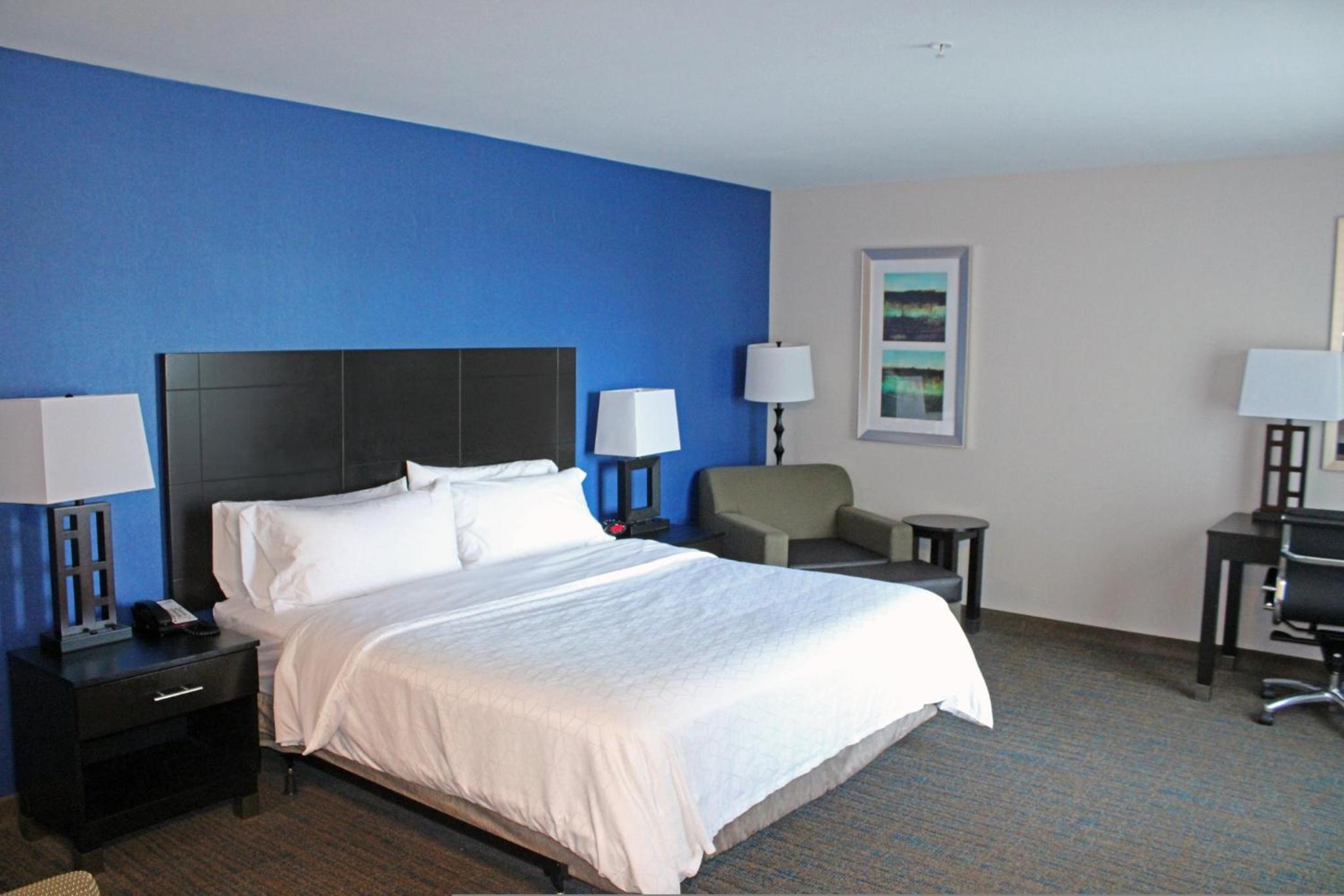 One-Bedroom Suite with Tub - Mobility Accessible photo 2