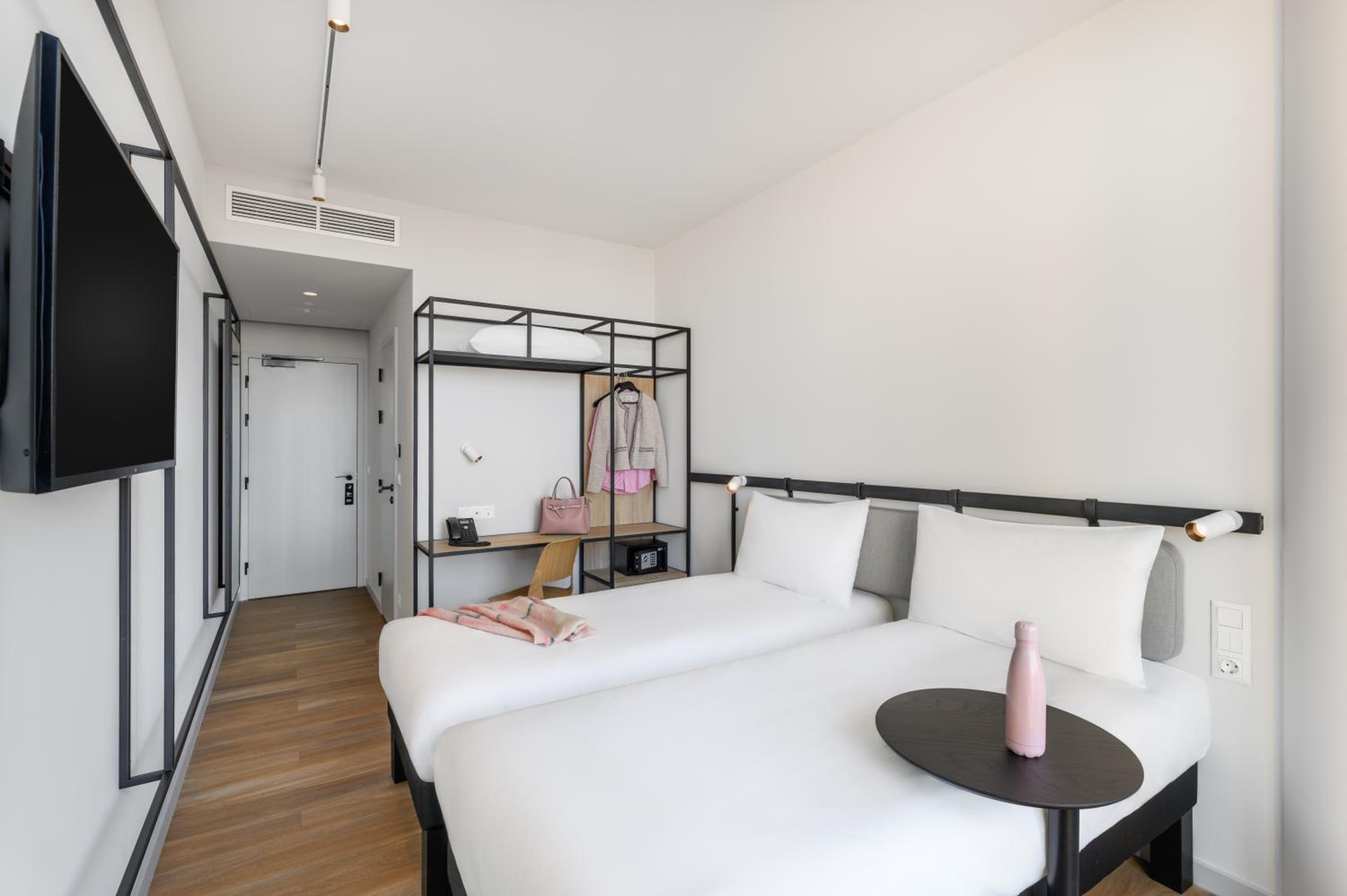 Standard Twin Room - Photo 6