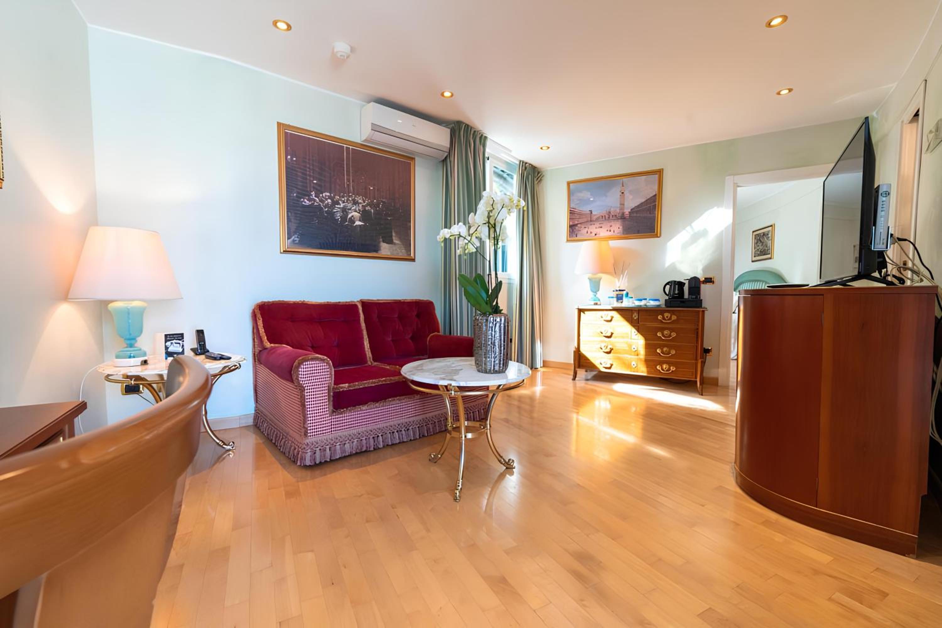 King Suite with Spa Bath photo 3