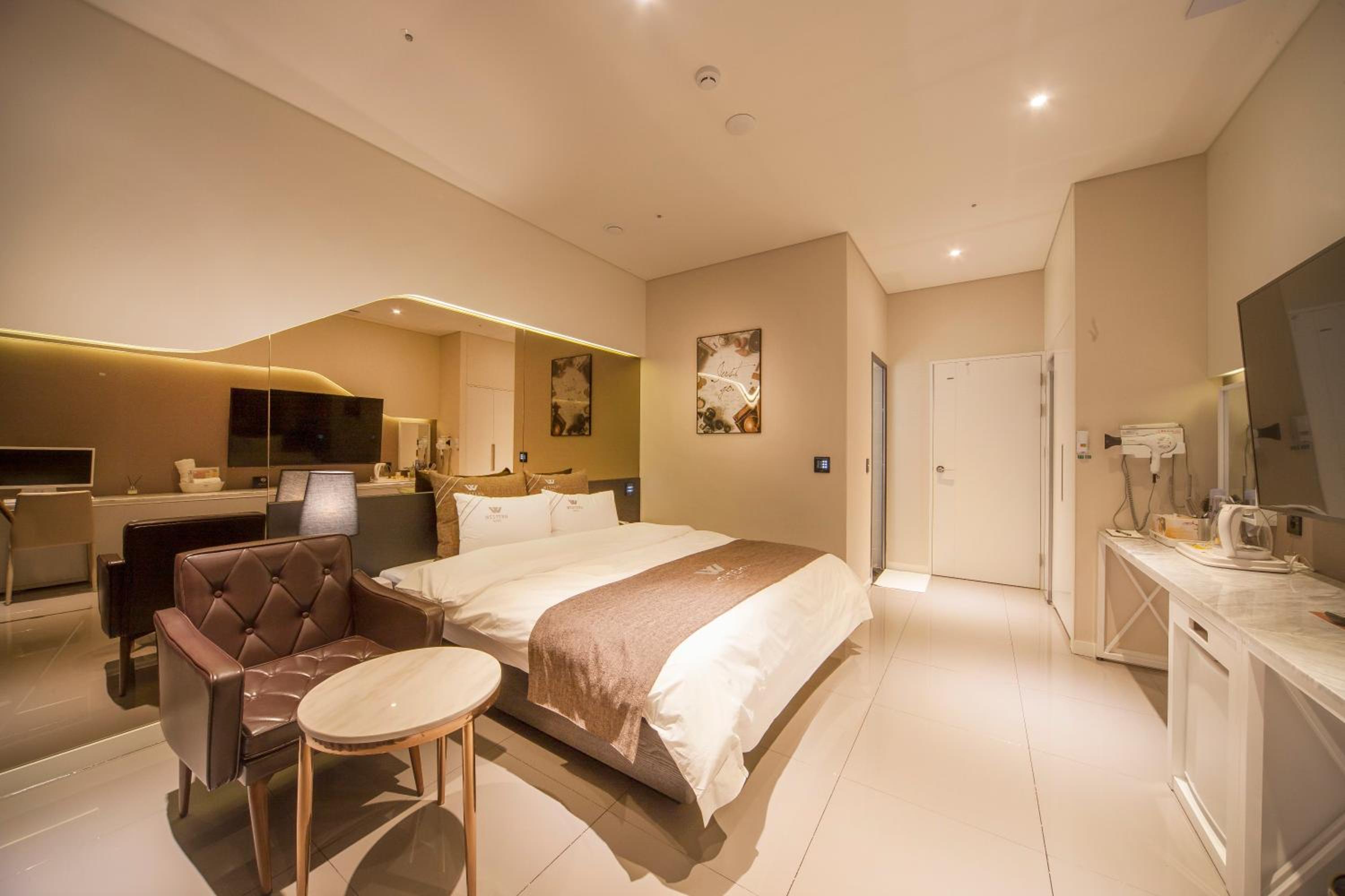 Standard Double Room - Photo 2