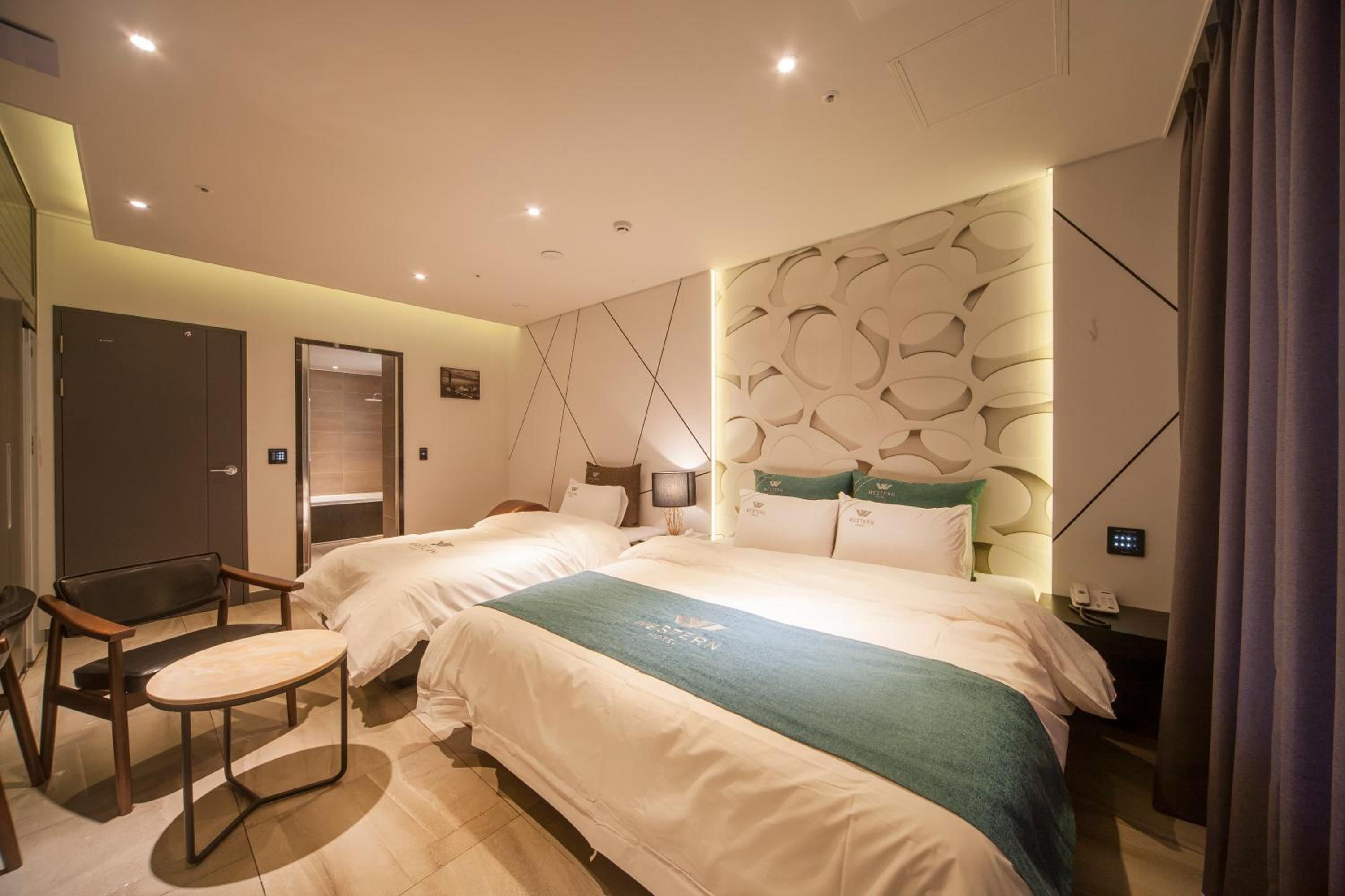 Standard Twin Room - Photo 1