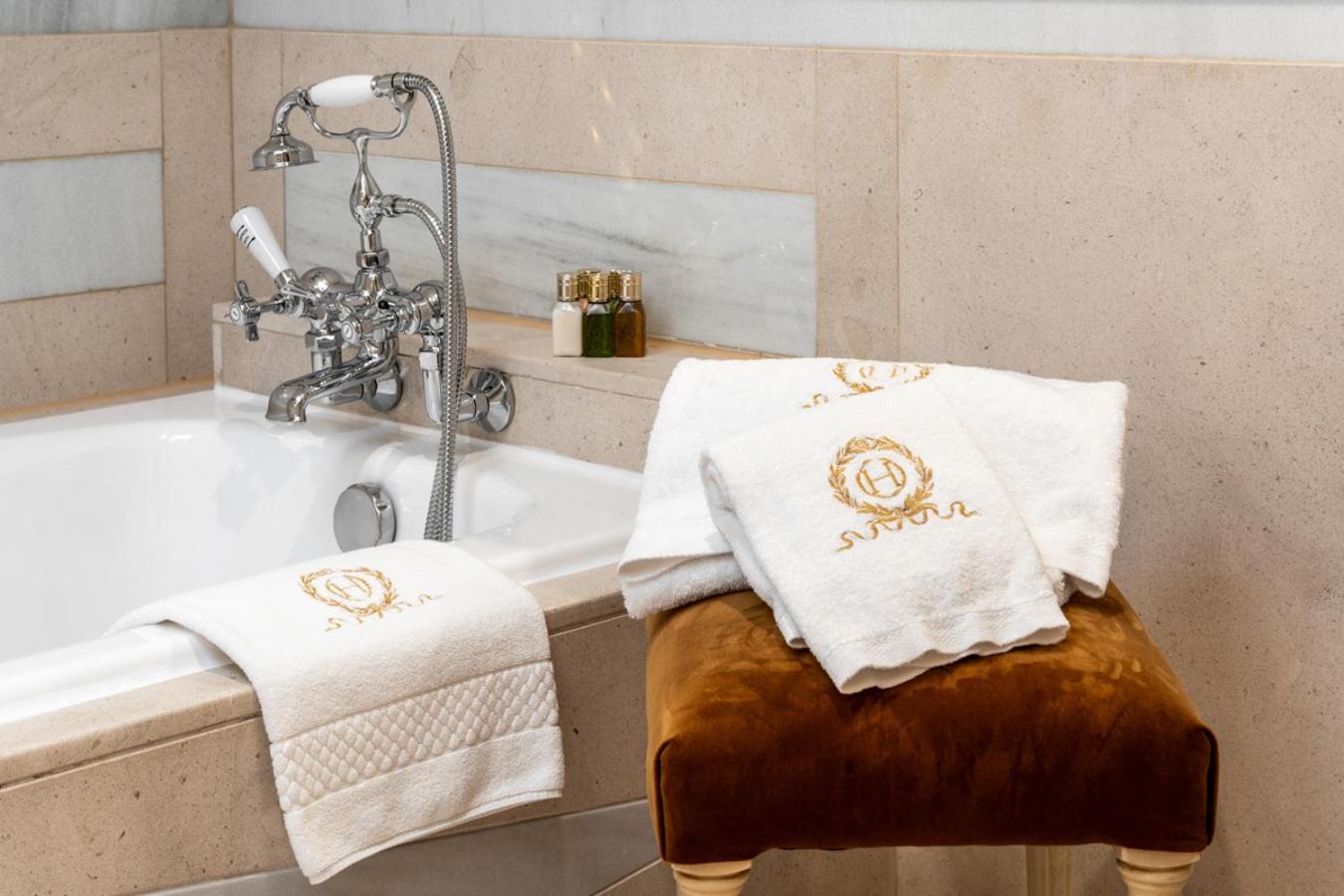 Deluxe Suite with Parking Included  - Photo 13