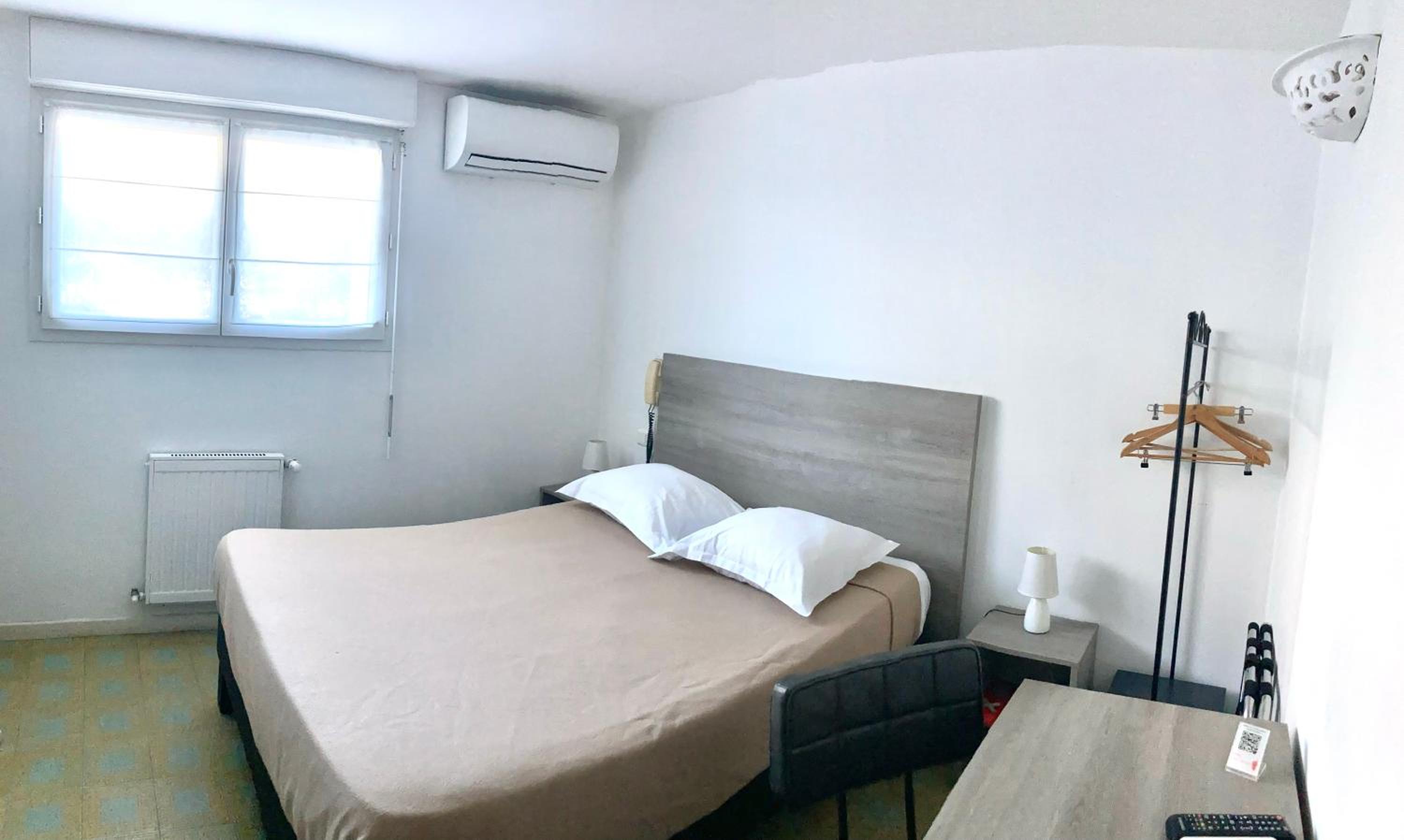 Small Double Room between Garden Level and Basement