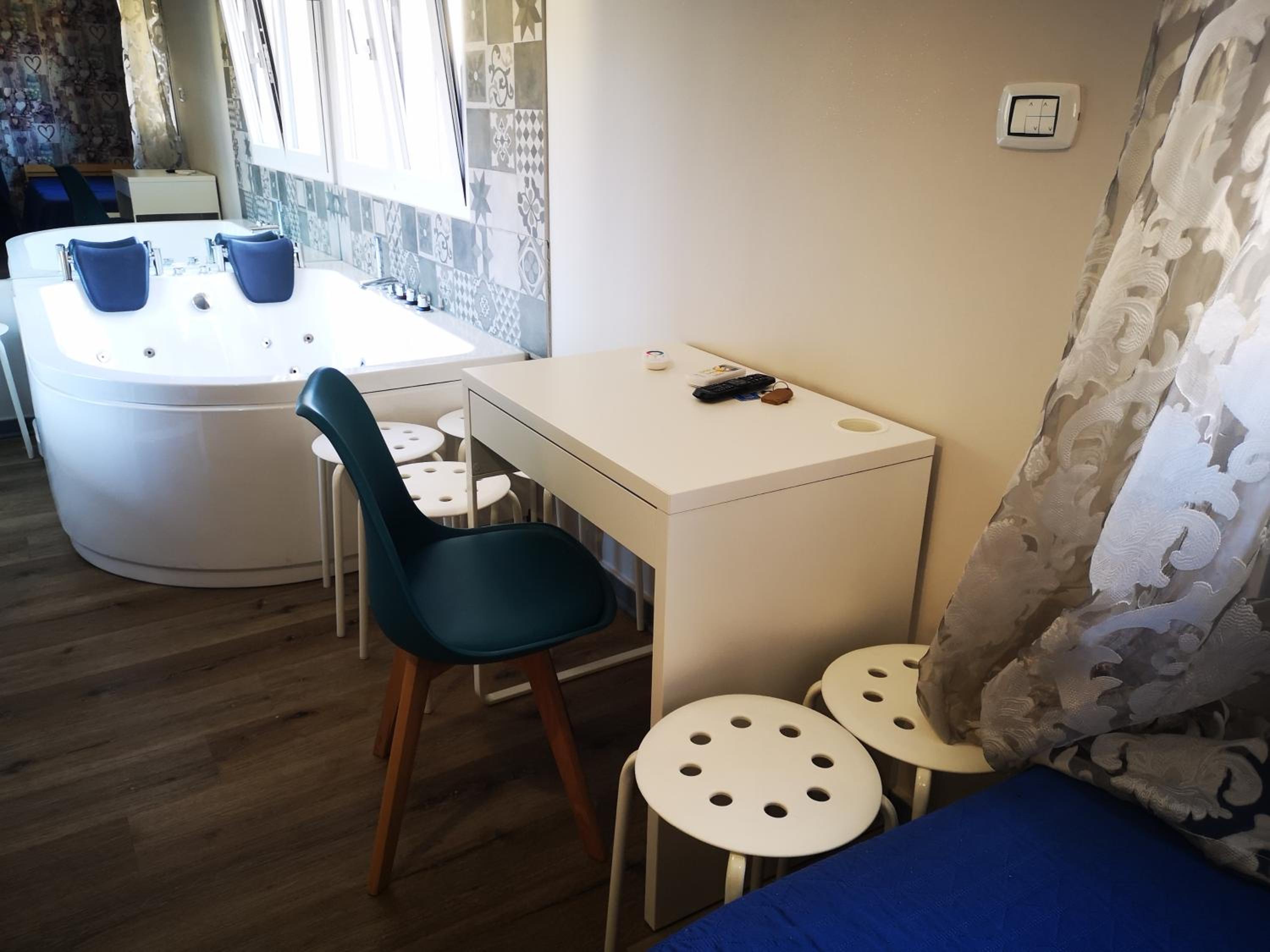 Deluxe Suite with Spa Bath - Photo 41