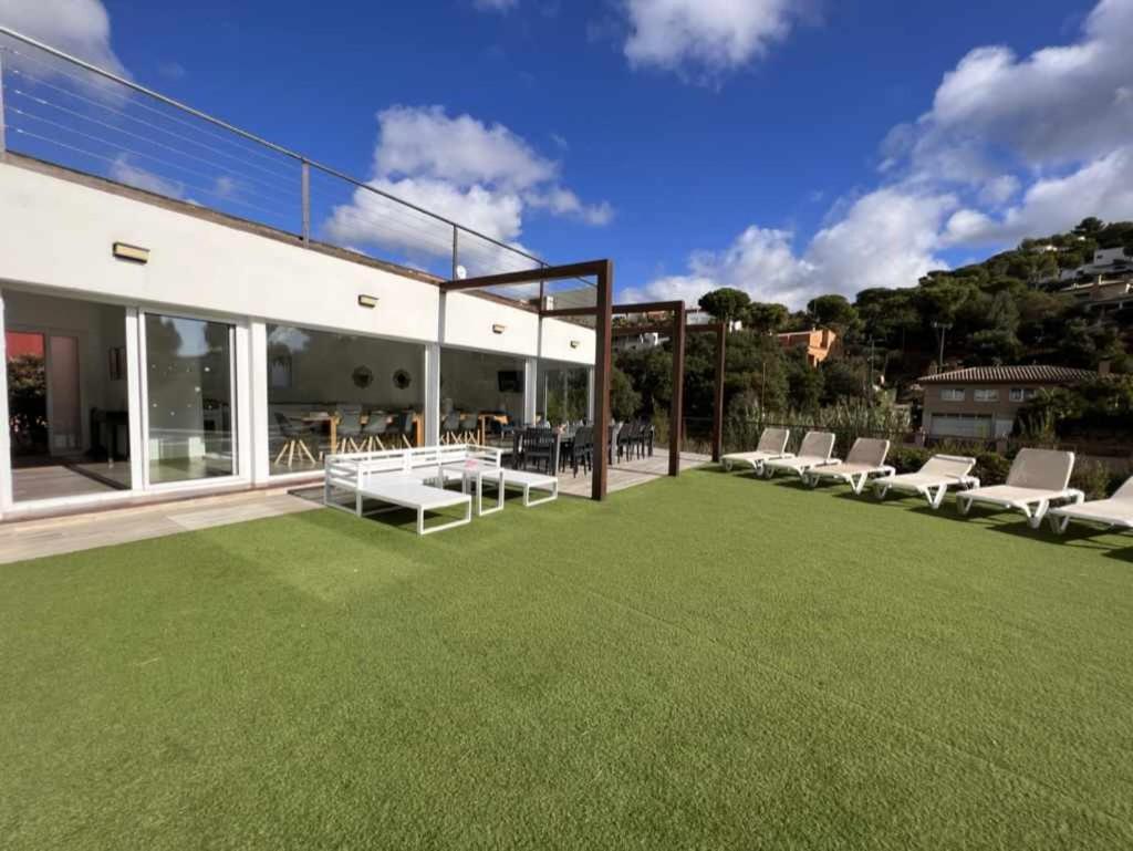 Six-Bedroom House photo 3