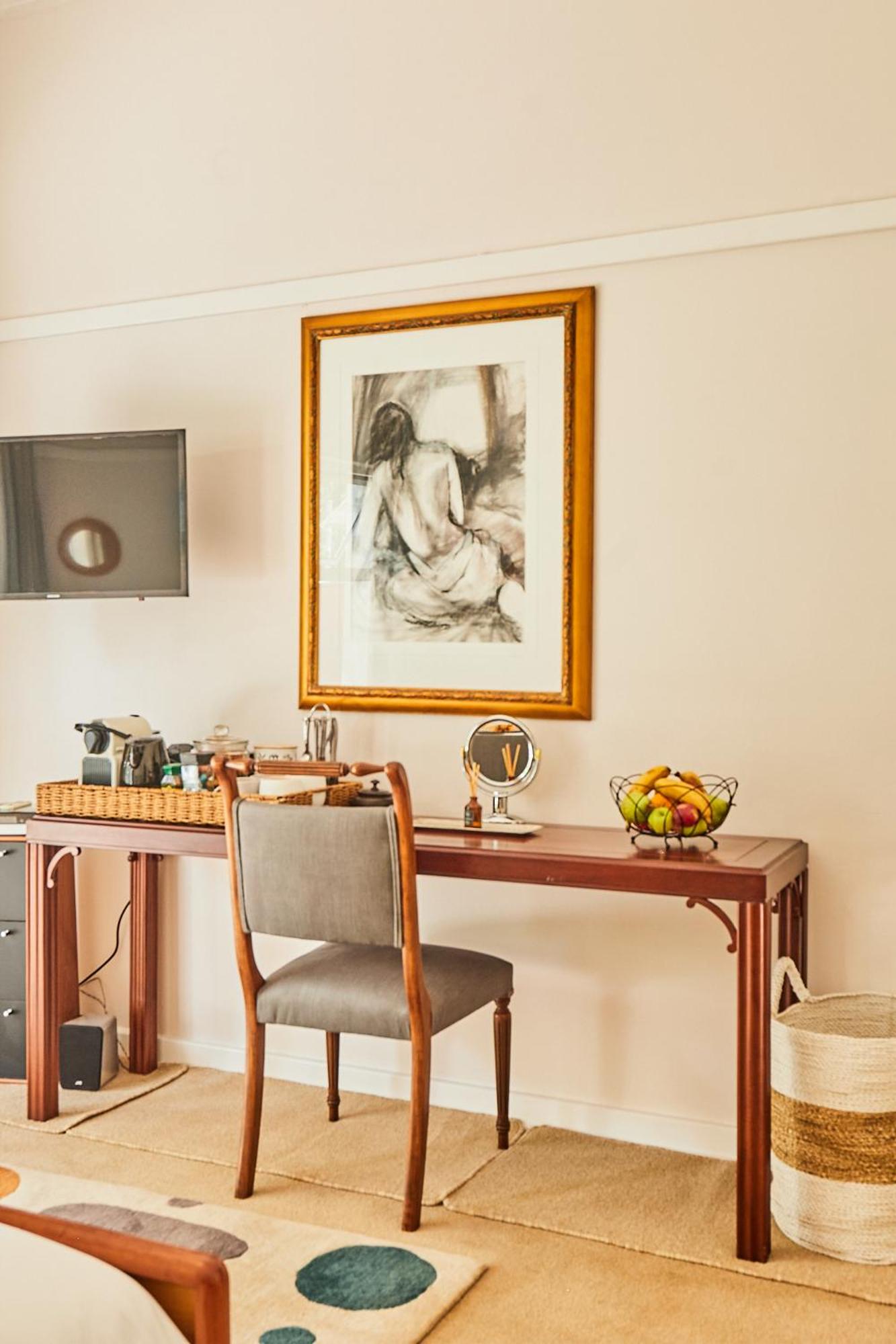 Deluxe Queen Suite photo 2