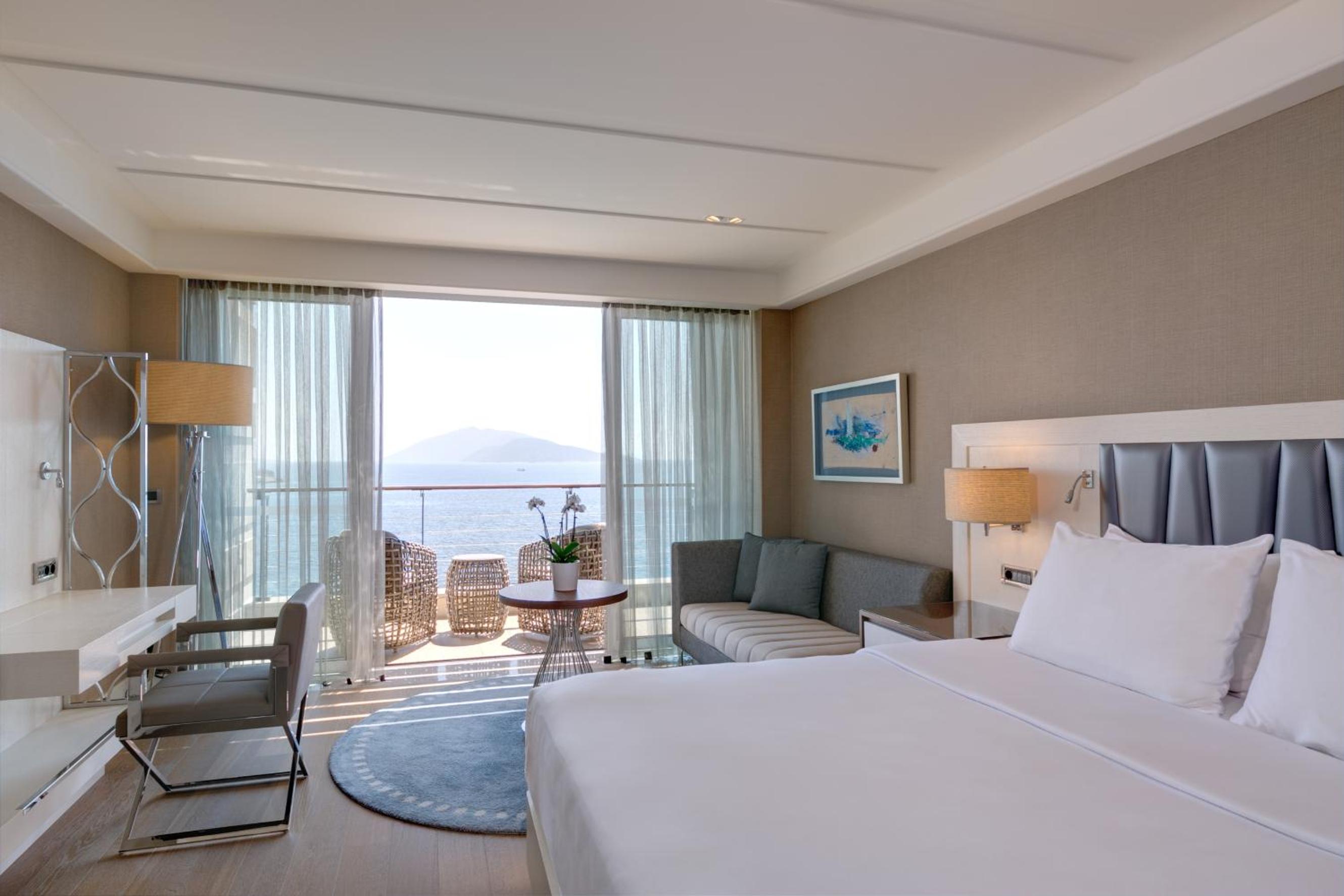 Deluxe Room, Guest room, 1 King, Sea view, Balcony
