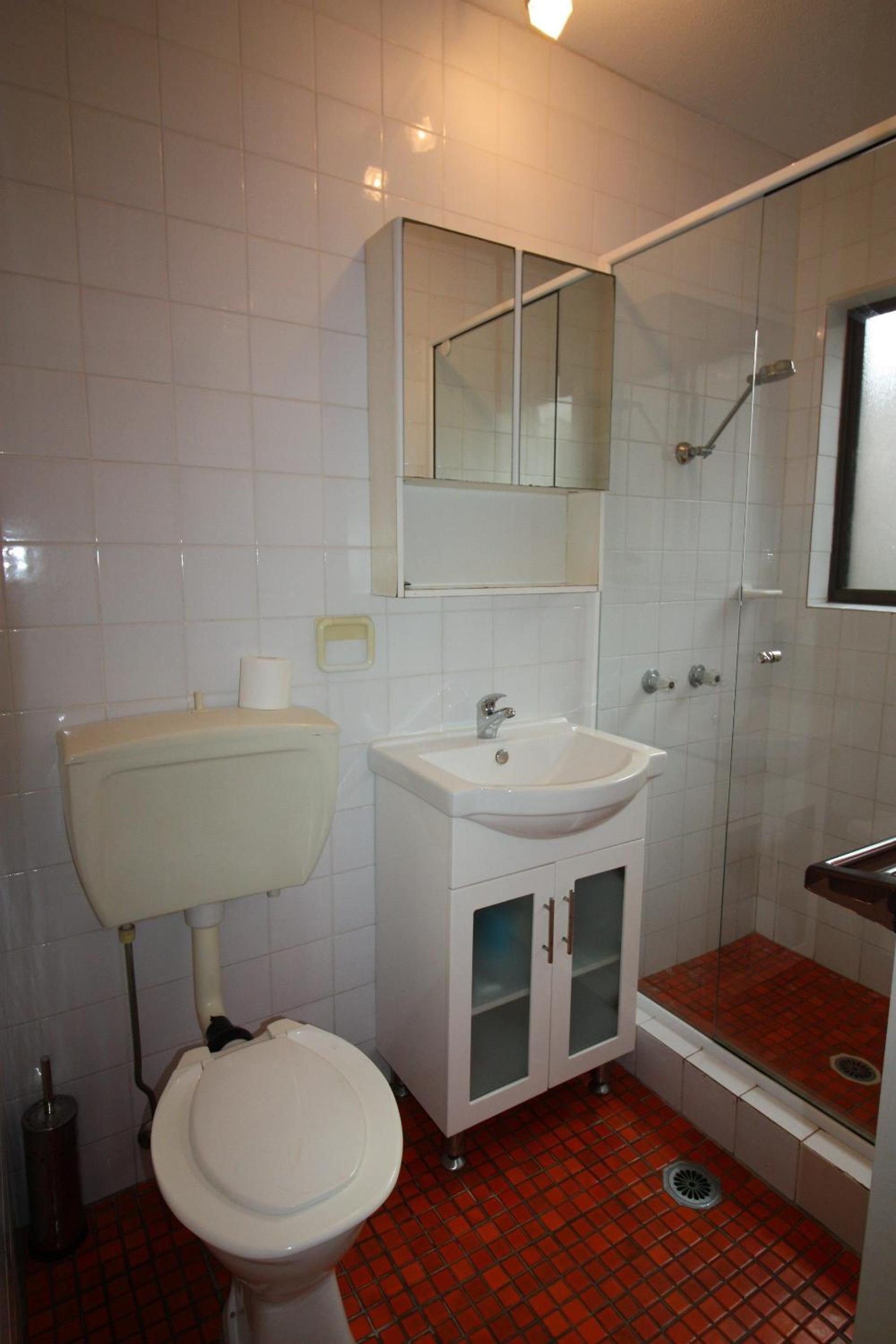 Six-Bedroom House photo 3