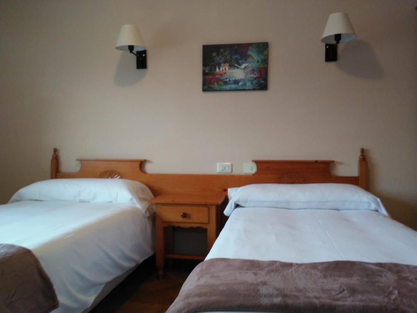 Double or Twin Room with Private Bathroom photo 3