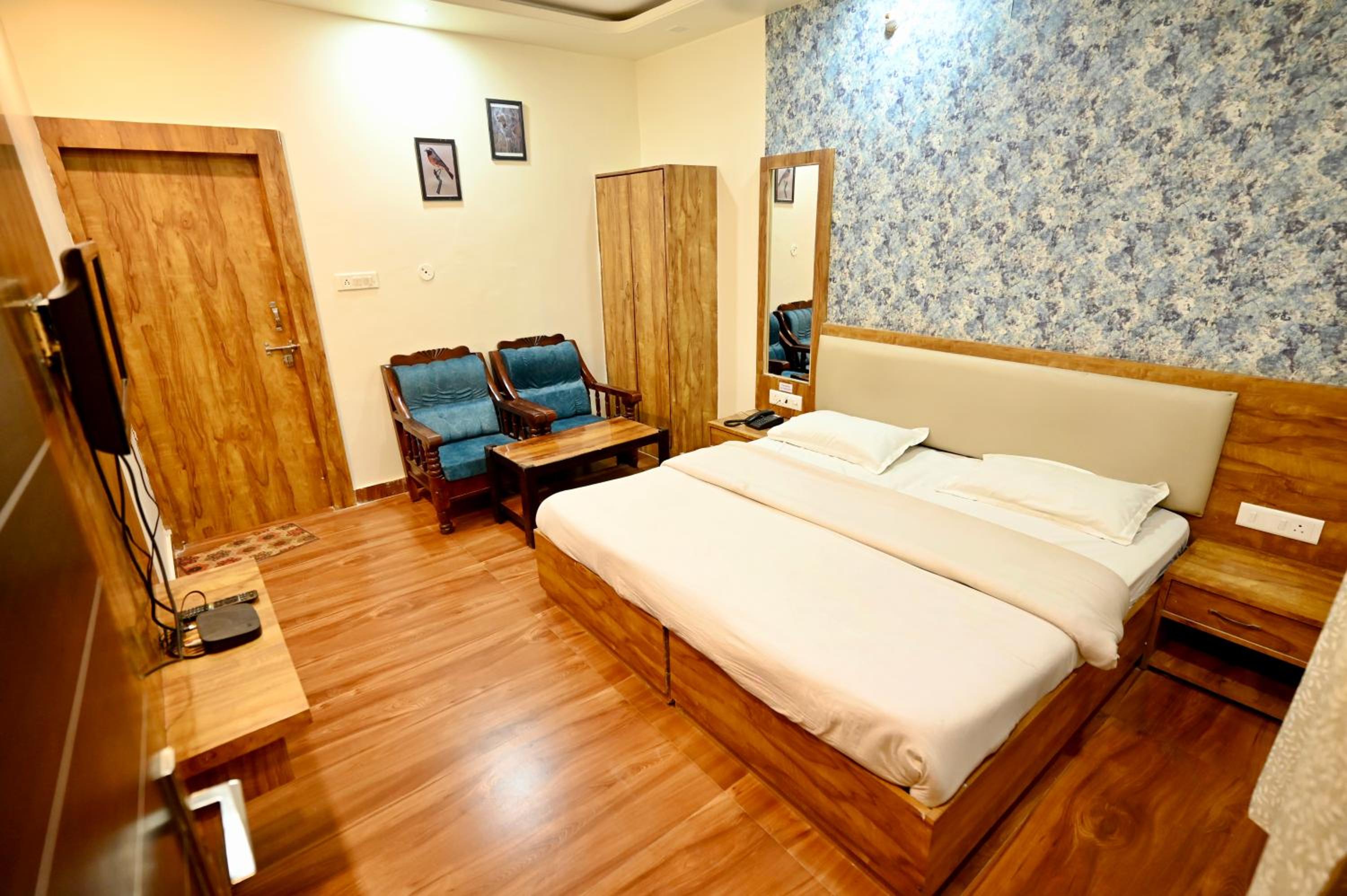 Deluxe Room - Photo 5