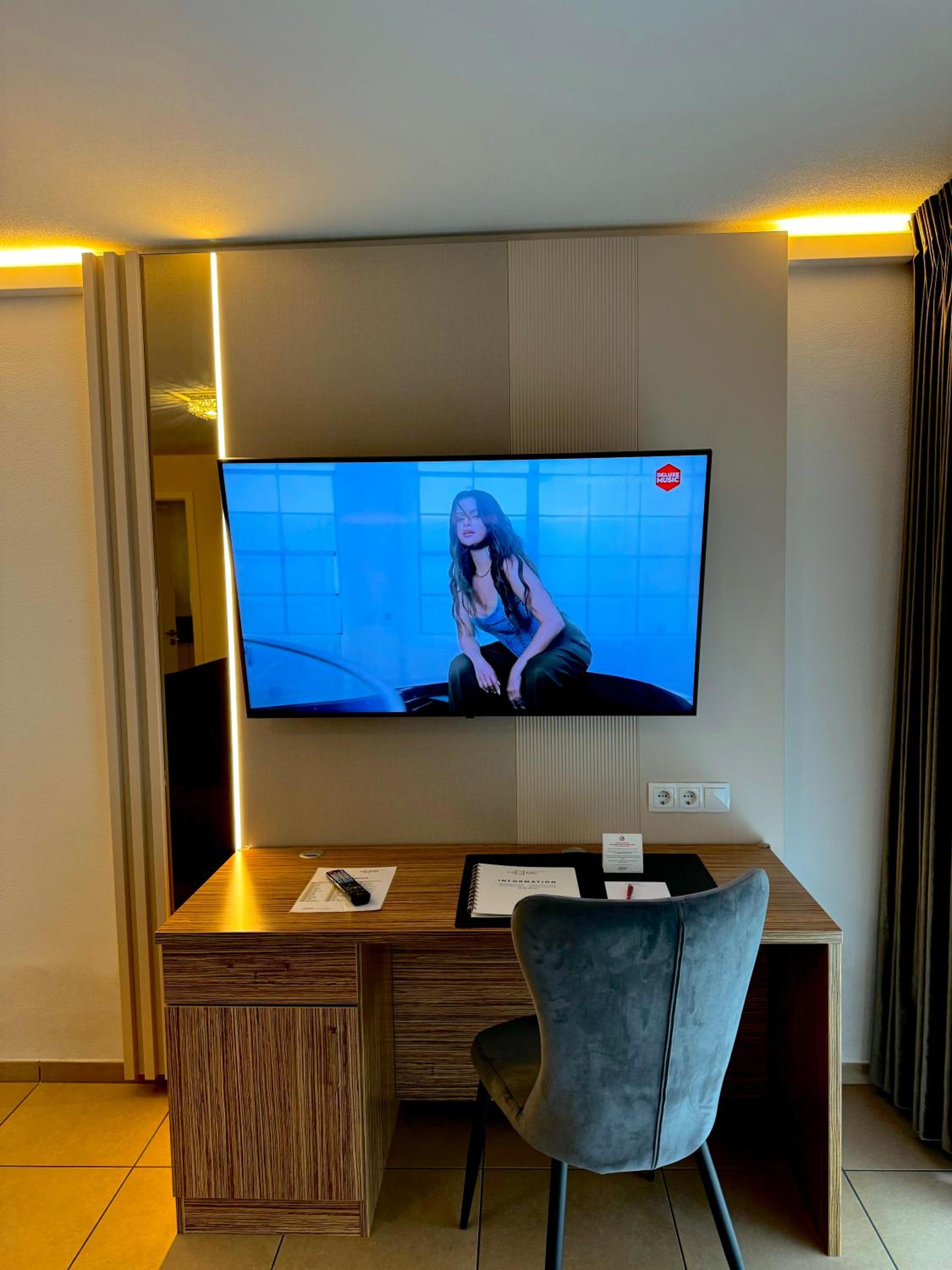 Deluxe Apartment B with kitchen and balcony or terrace photo 3